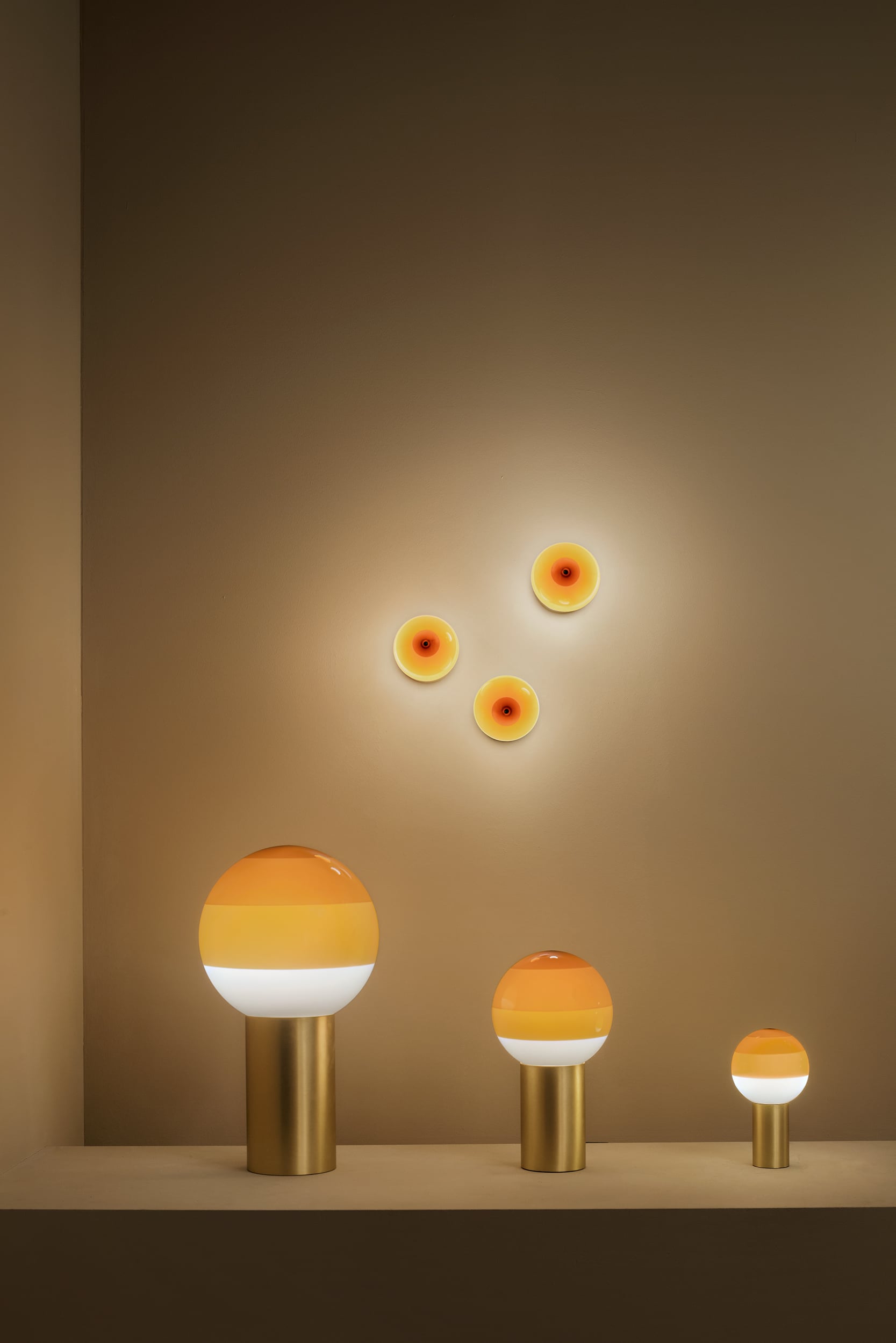 Stolní lampa DIPPING krémová se zlatým podstavcem