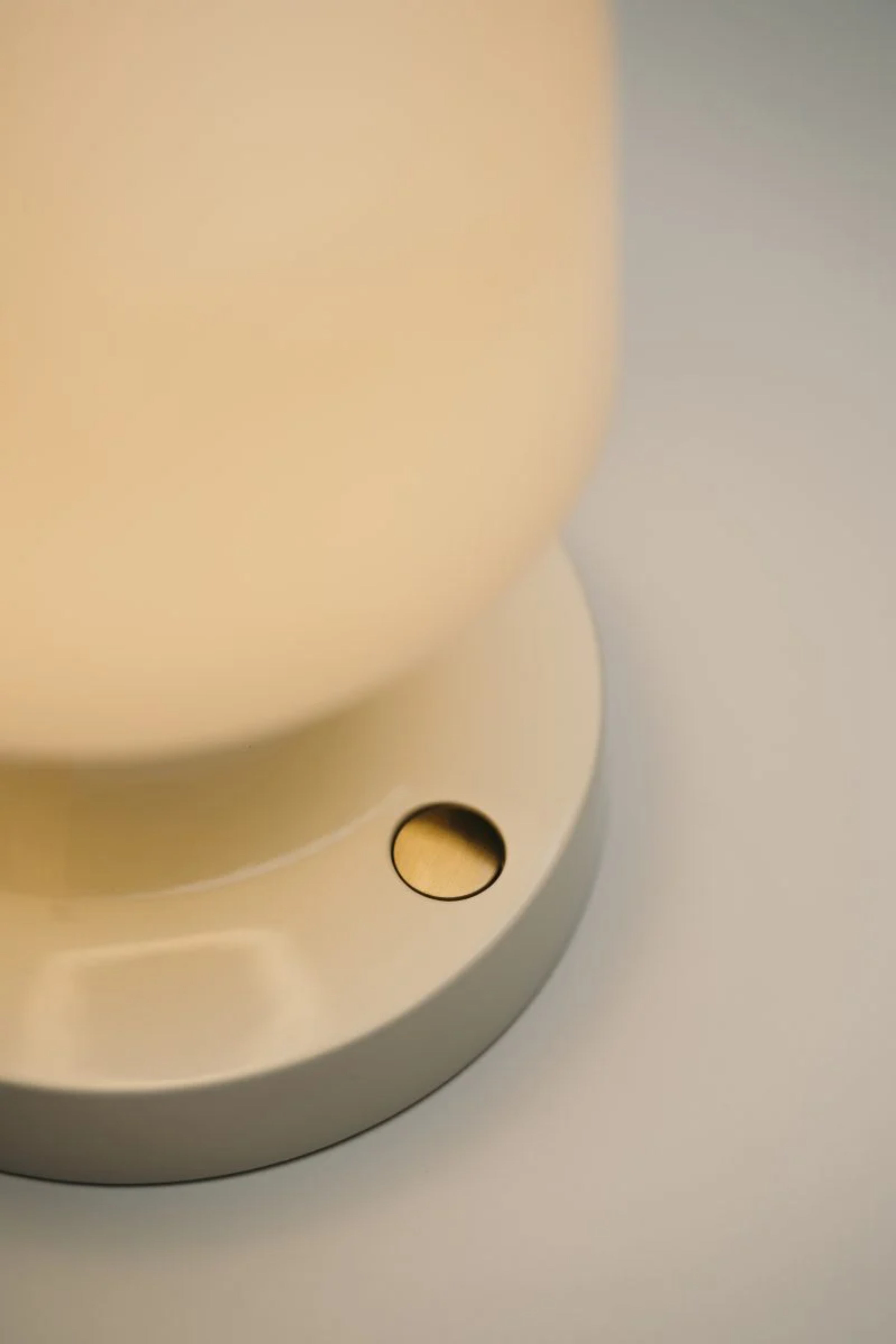 Přenosná lampa FOLLOWME bílá s hnědým detailem