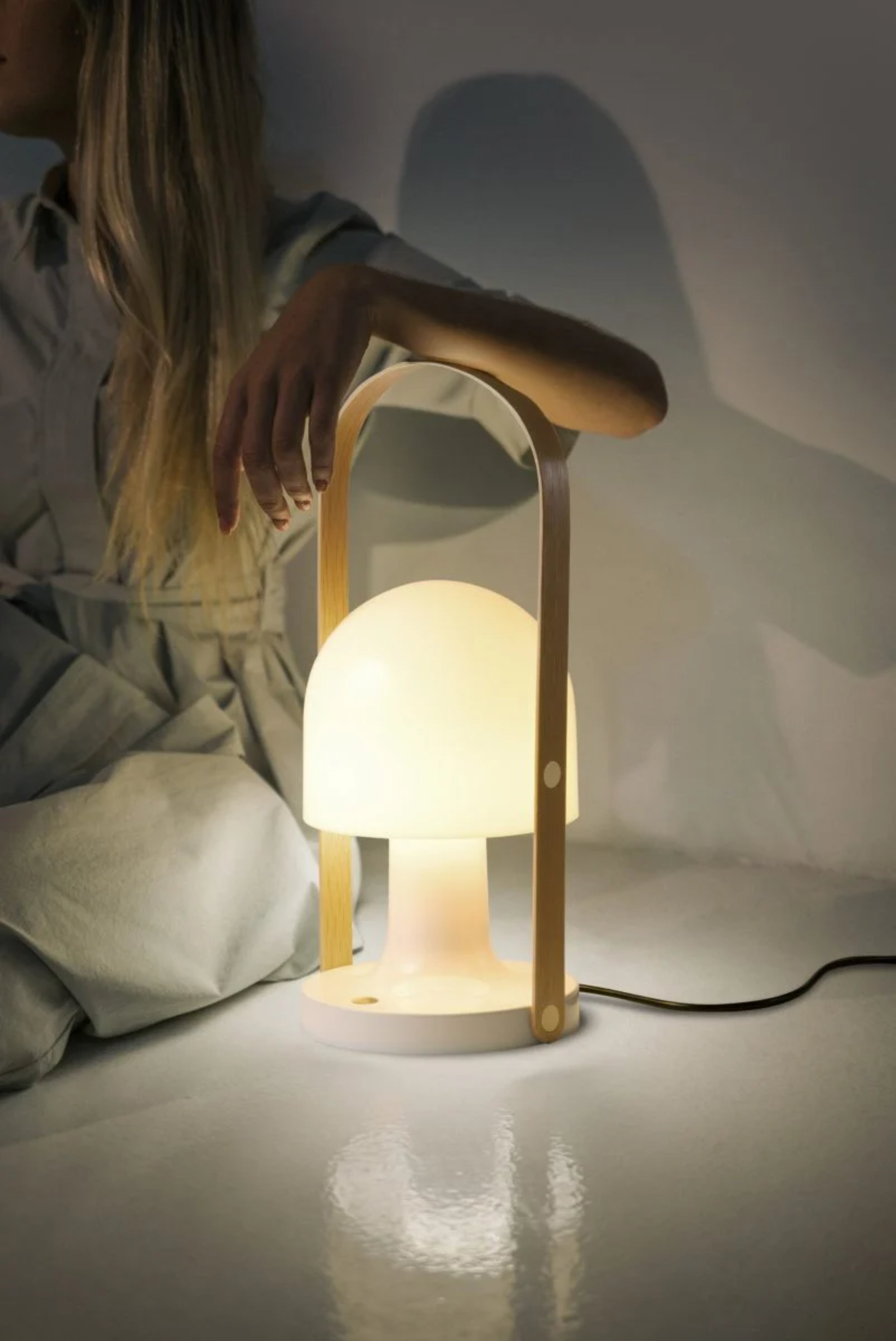 Stolní lampa FOLLOWME PLUS bílá s hnědou