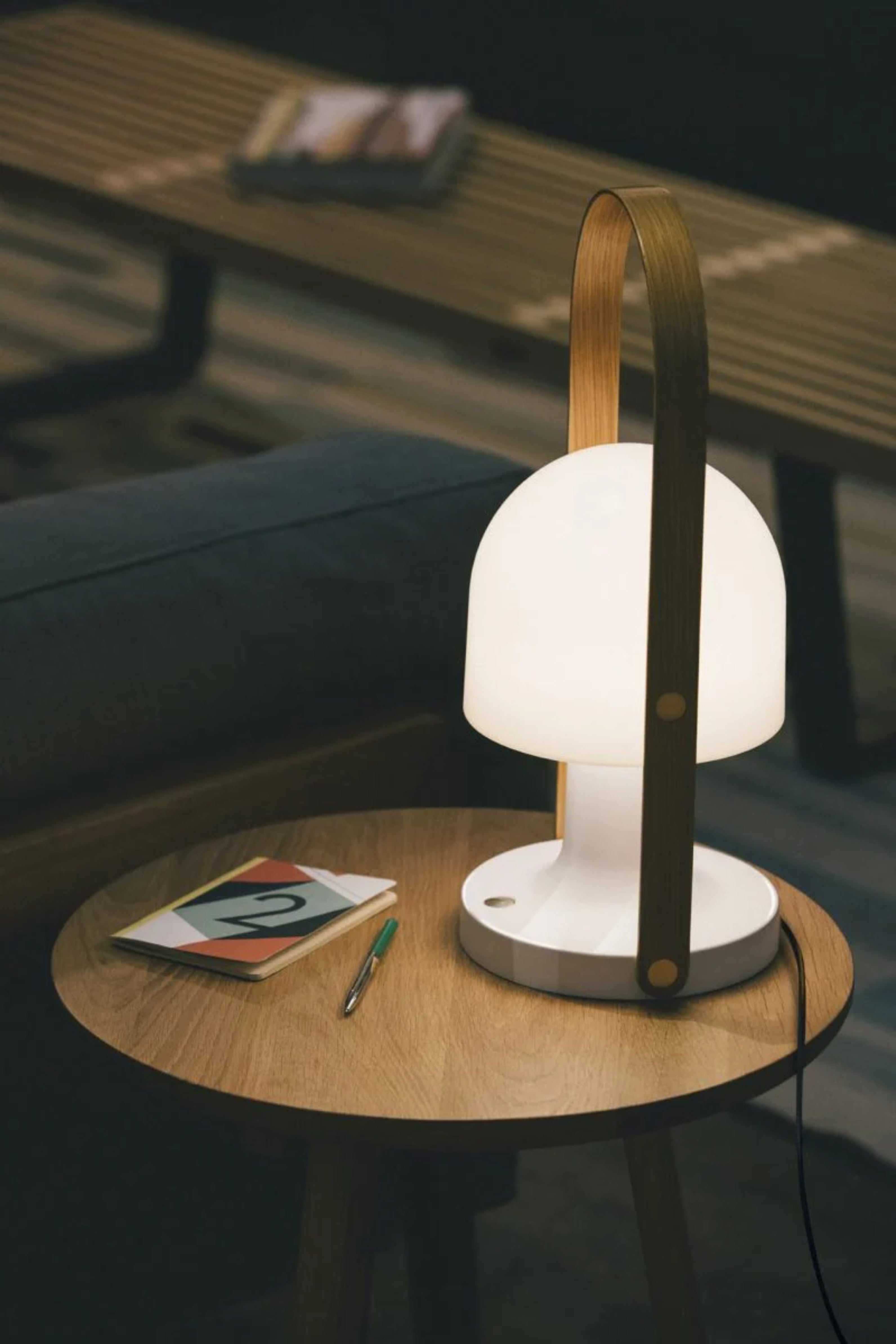 Stolní lampa FOLLOWME PLUS bílá s hnědou