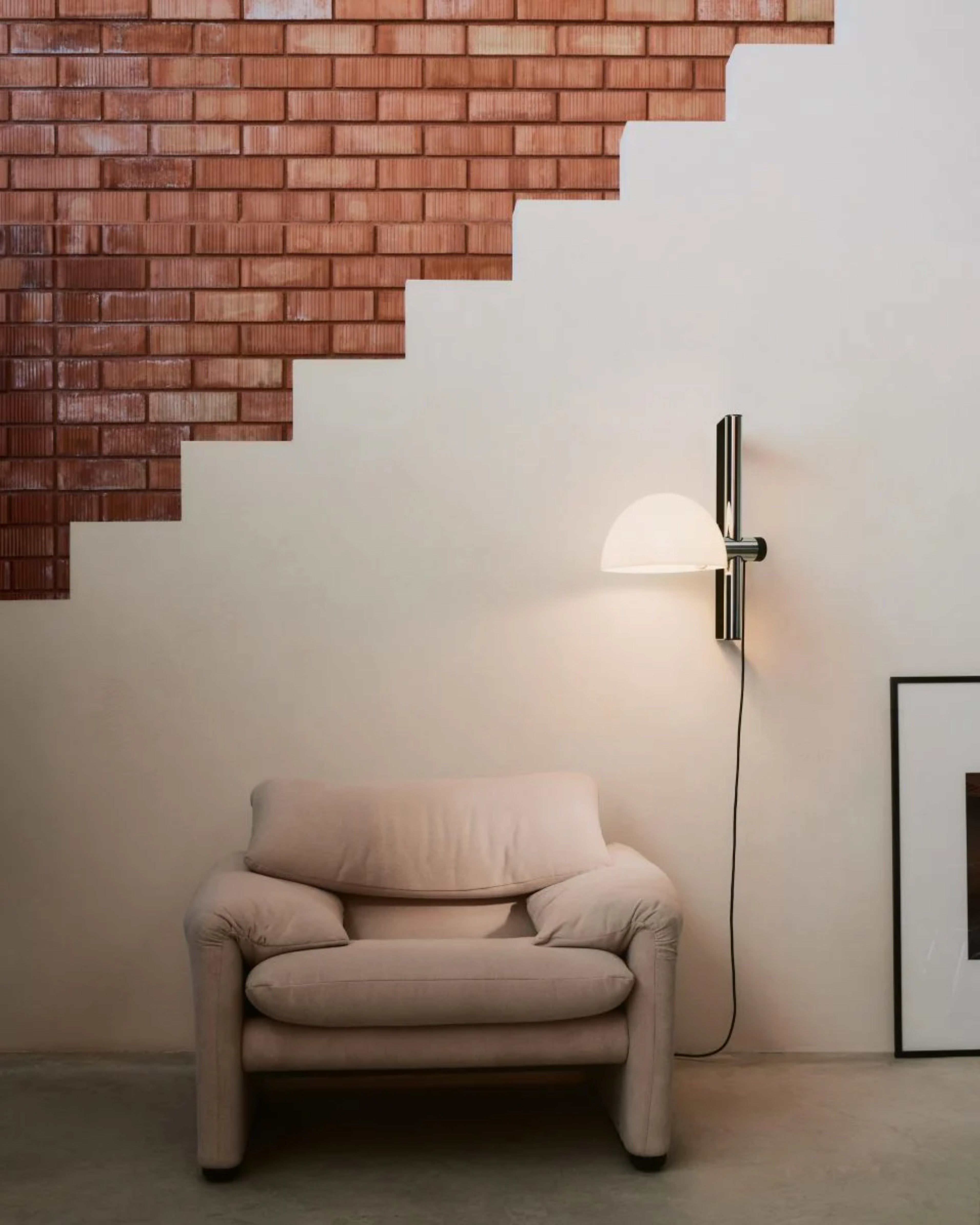 Lampa ścienna regulowana LAURO biały klosz z ciemnobrązową podstawą