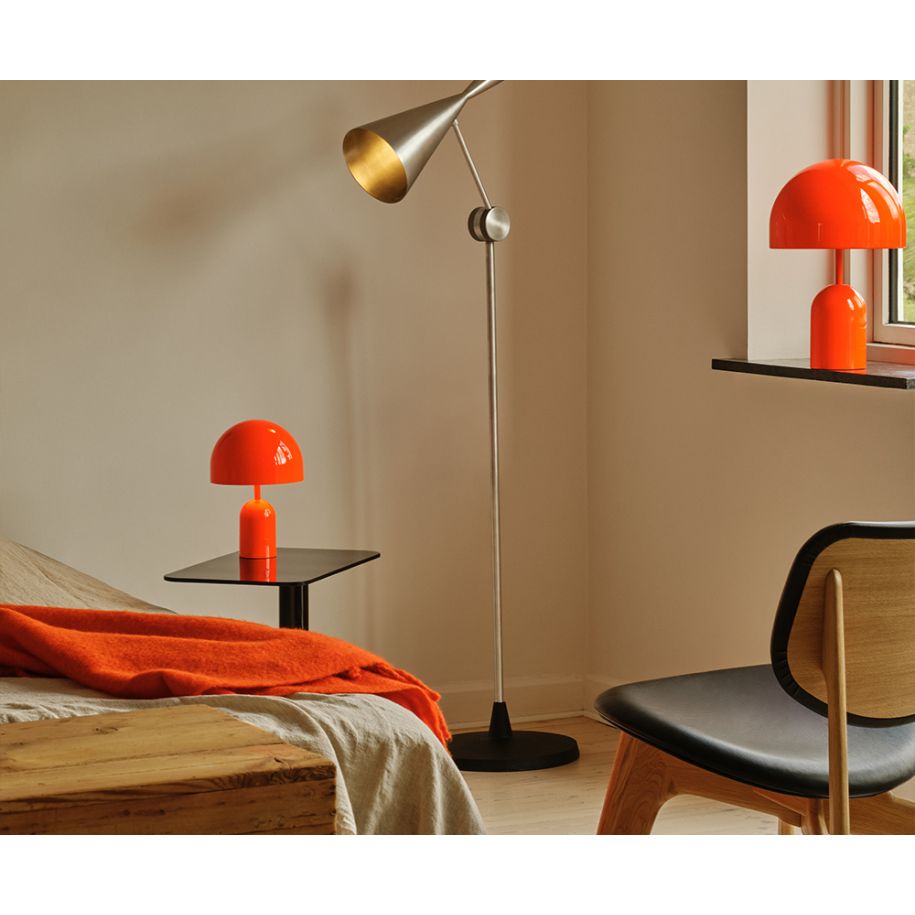 Křeslo SLAB černá kůže s dubovým podstavcem