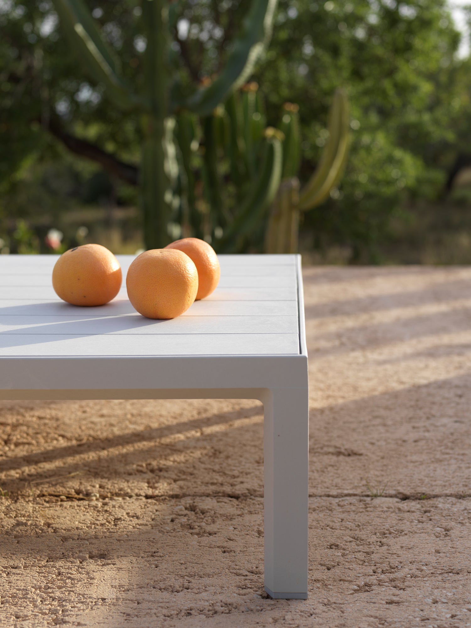 Čtvercový venkovní boční stolek MAXIMO křídový