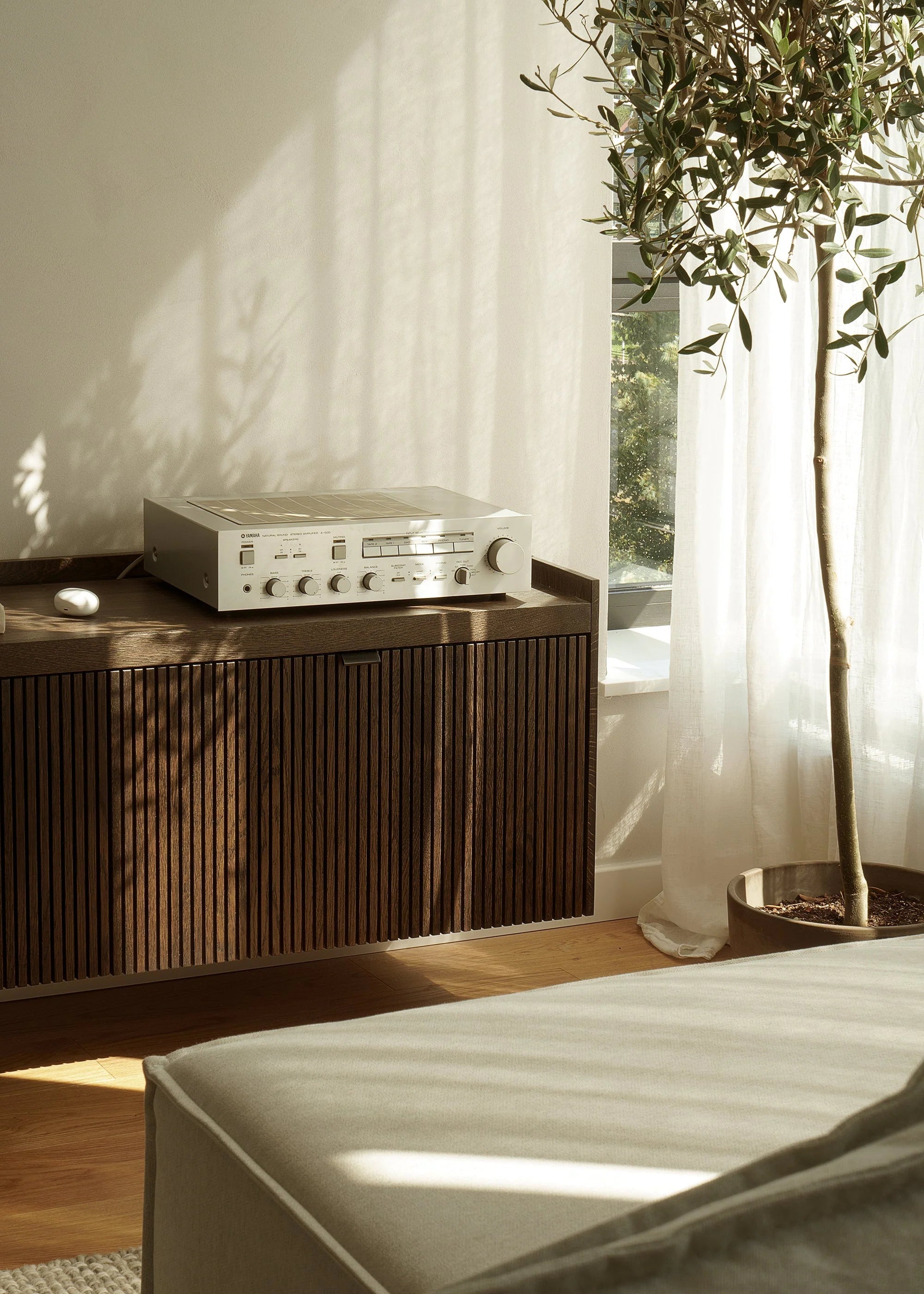 Nástěnná skříňka RTV MEDA tmavé dubové dřevo