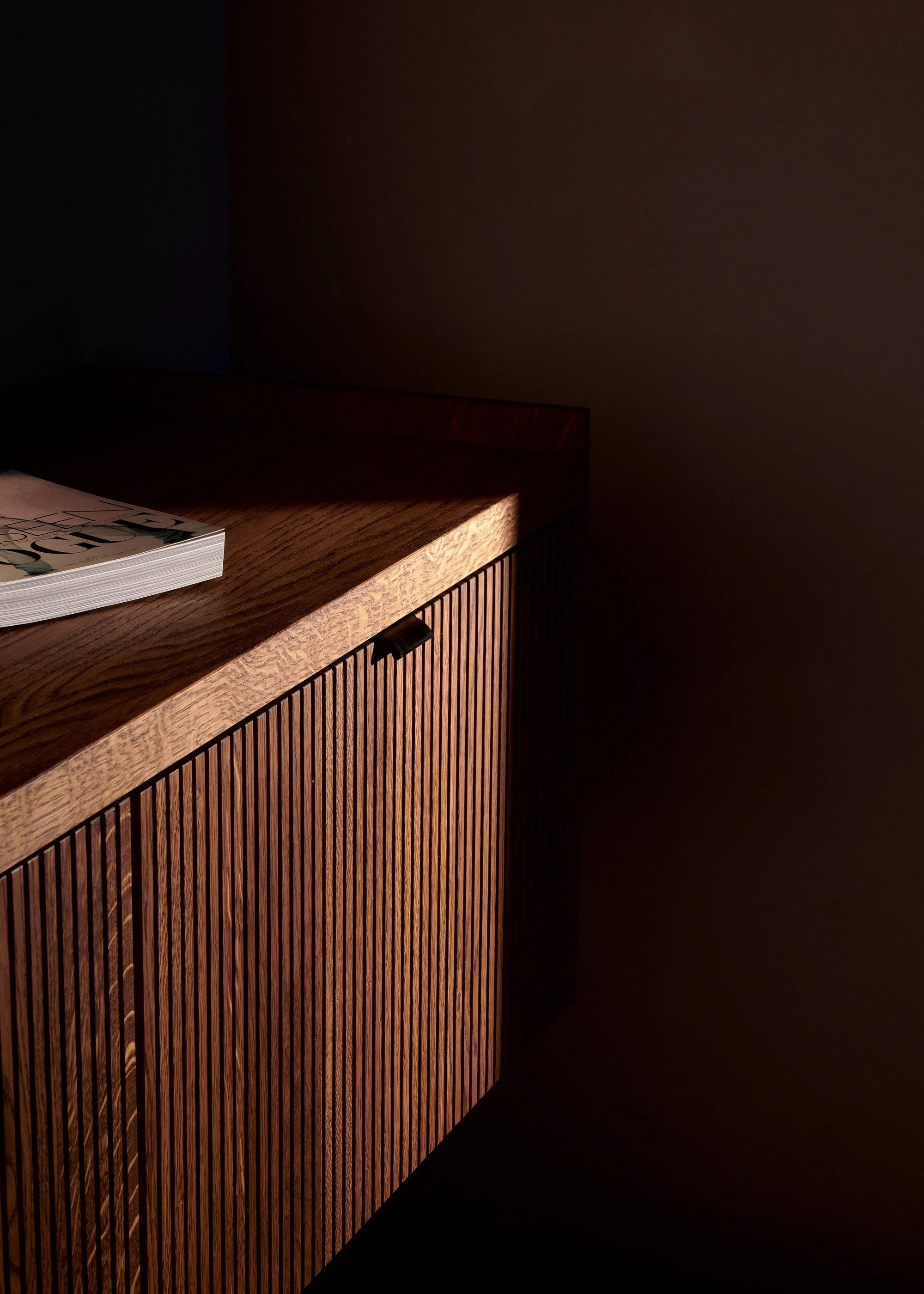 Nástěnná skříňka RTV MEDA tmavé dubové dřevo