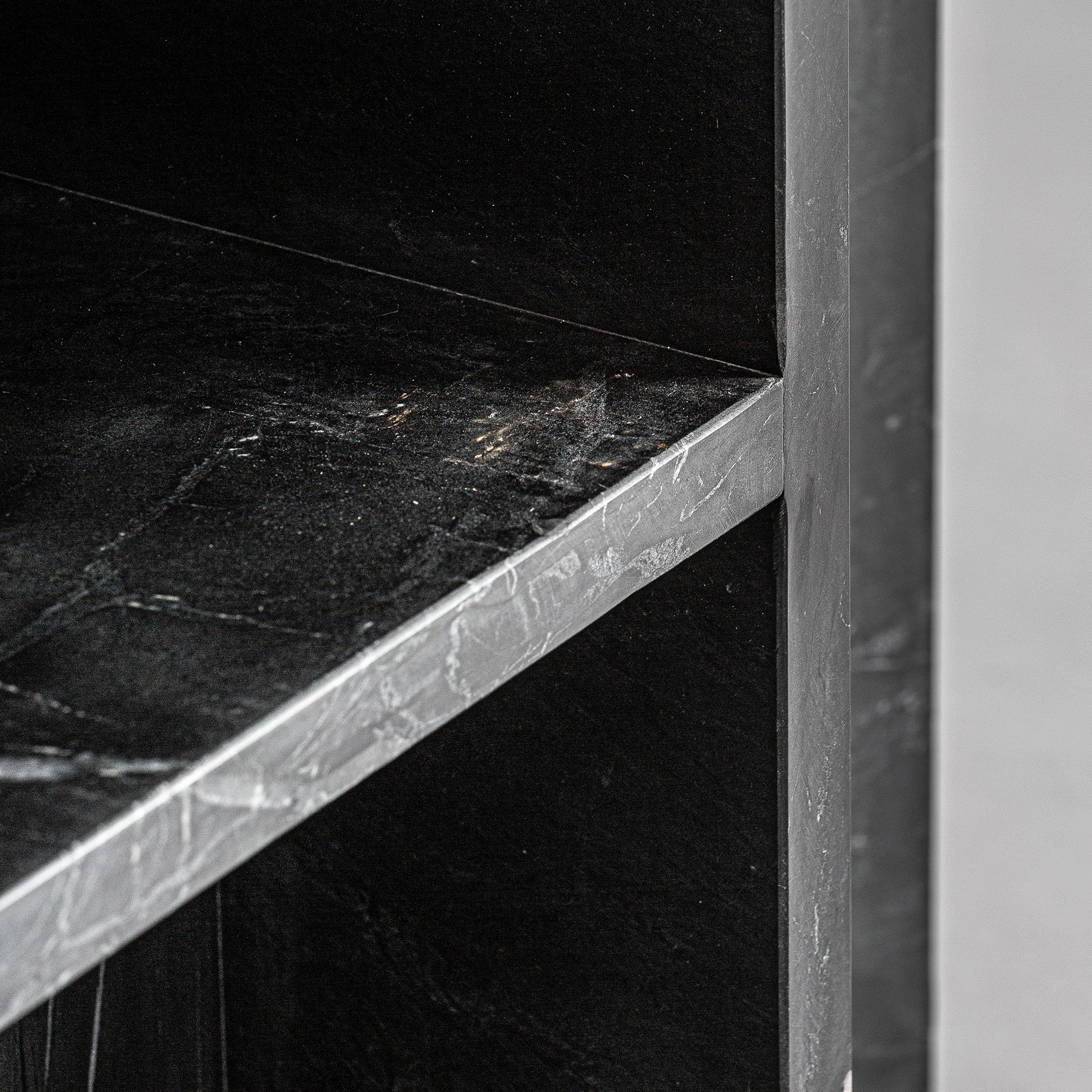 Boční stolek s dvojitým vrchním dílem MARQUINA černý mramor