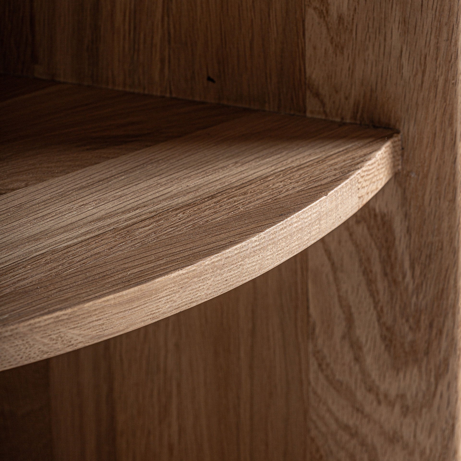 Boční stolek NARA z dubového dřeva s černou mramorovou deskou