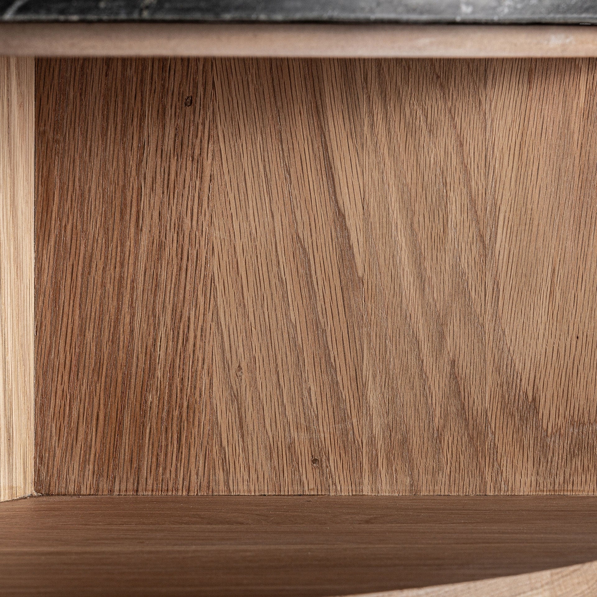 Boční stolek NARA z dubového dřeva s černou mramorovou deskou