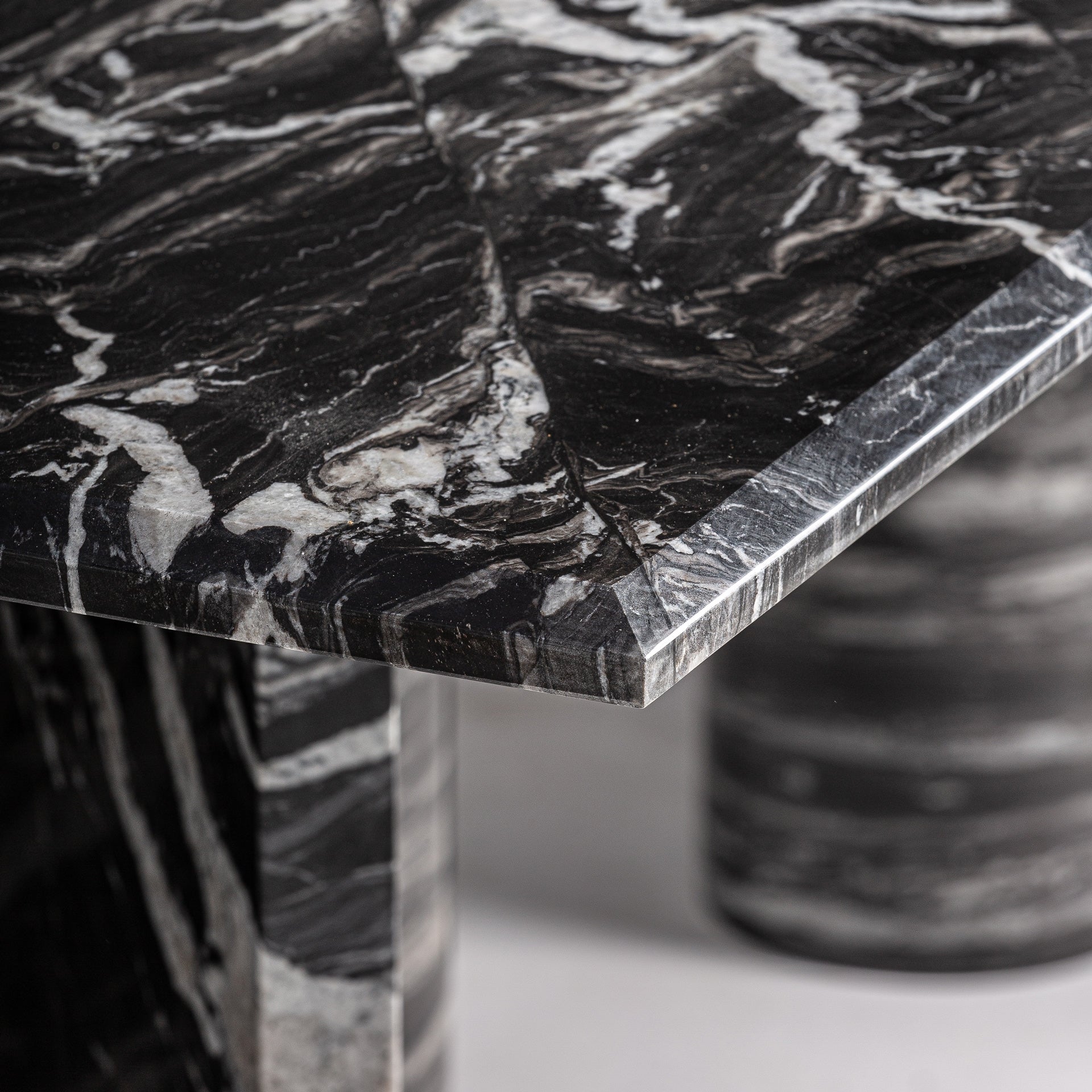 GAUTBY Table Black Marble