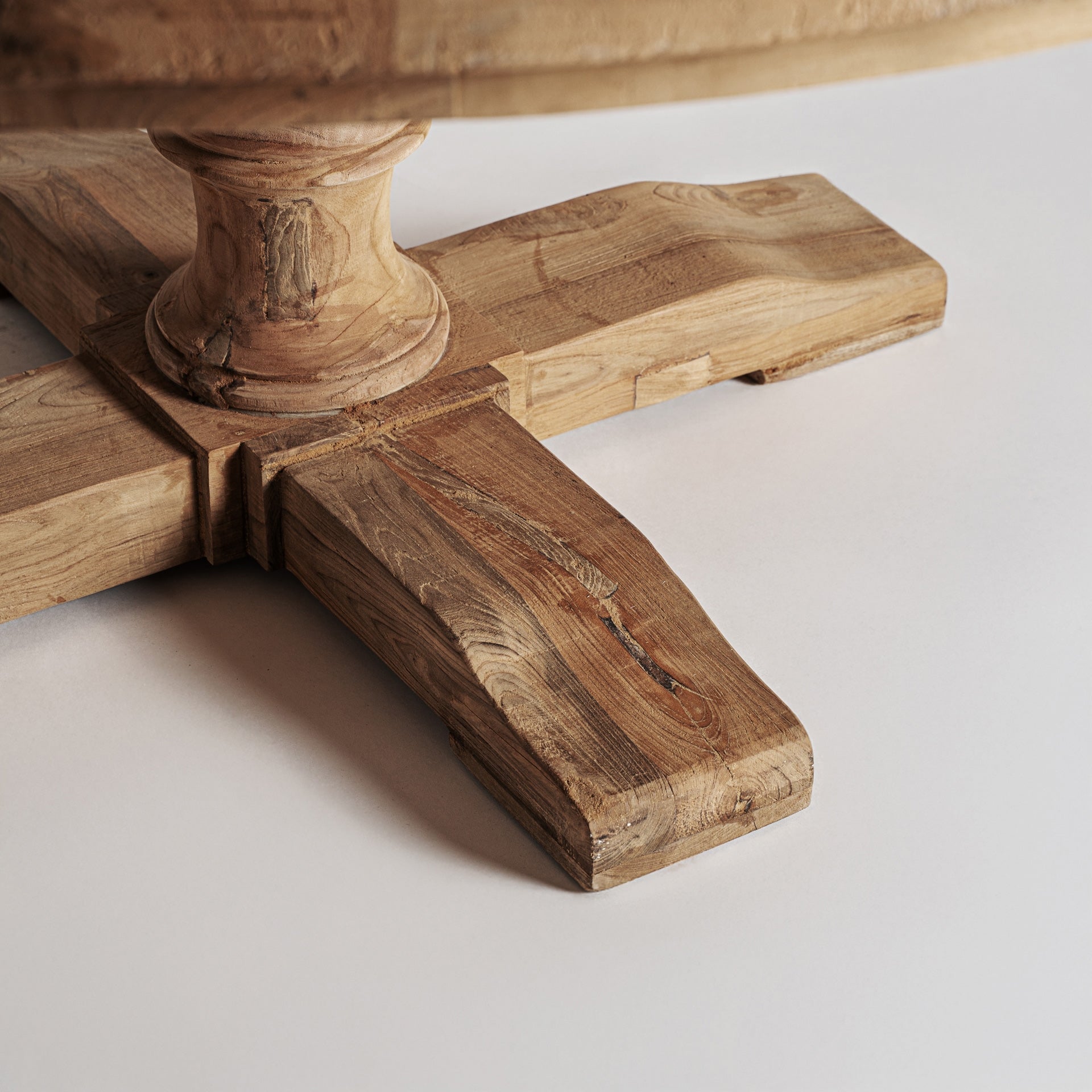 Kulatý stůl GYOR z recyklovaného teakového dřeva