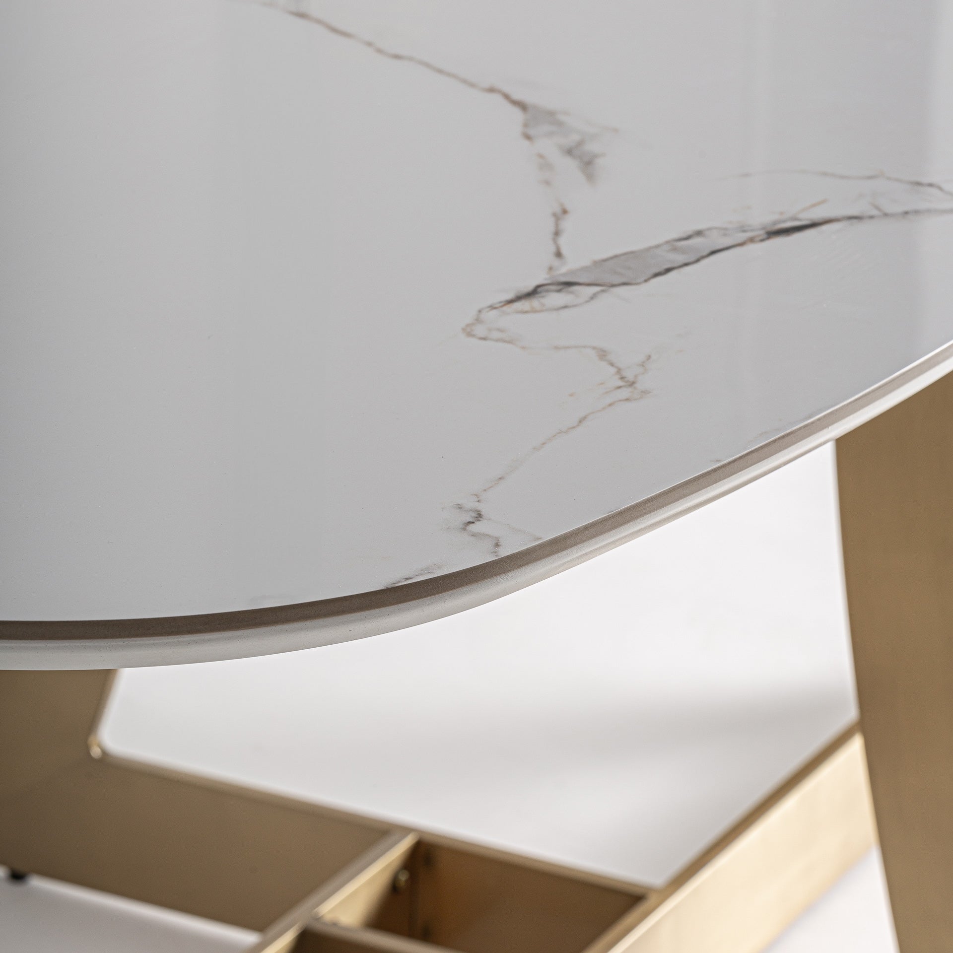 Stůl JUSSEY z porcelánového spíšku se zlatou základnou