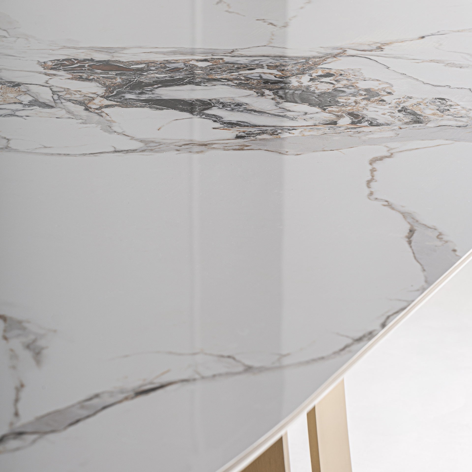 Stůl JUSSEY z porcelánového spíšku se zlatou základnou