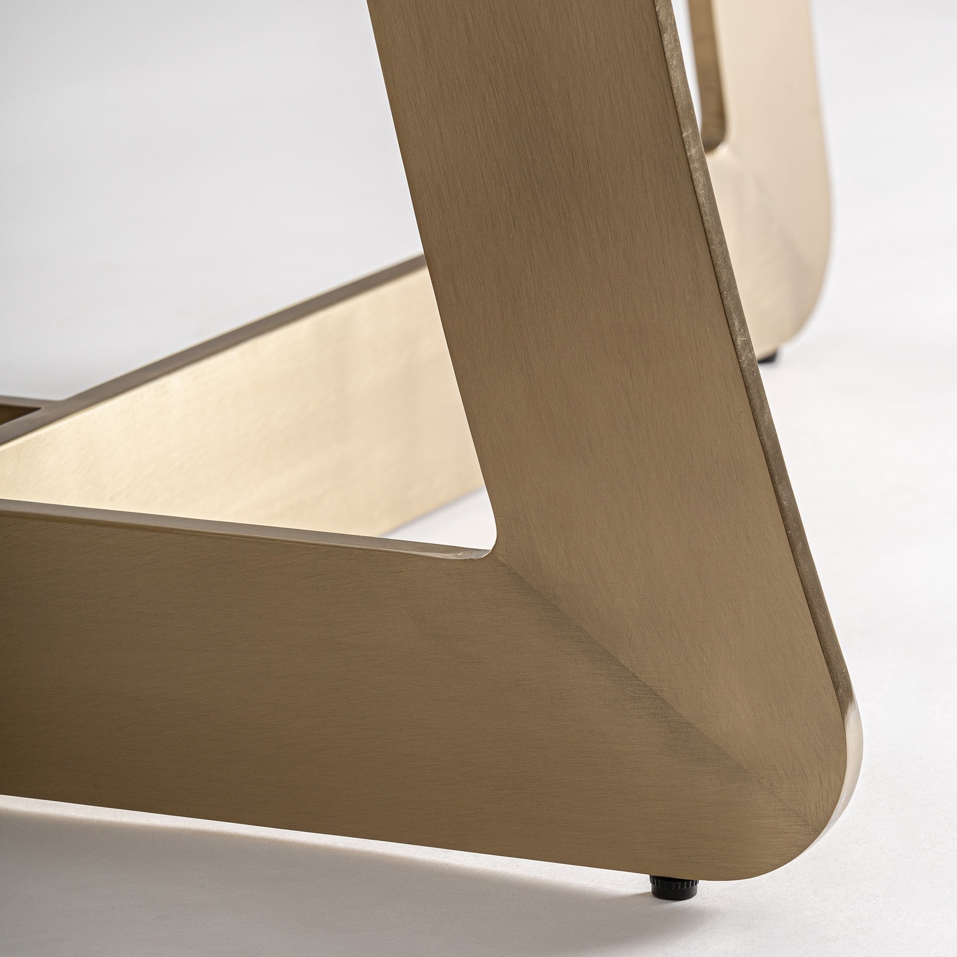 Stůl JUSSEY z porcelánového spíšku se zlatou základnou