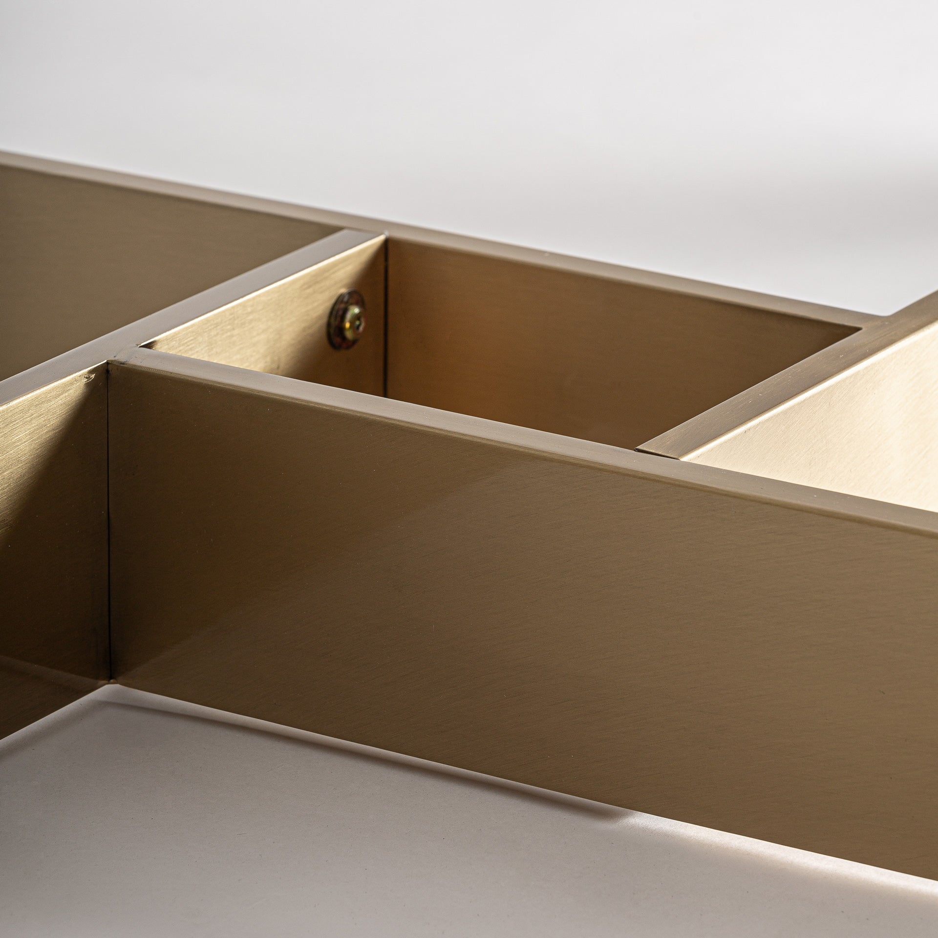 Stůl JUSSEY z porcelánového spíšku se zlatou základnou