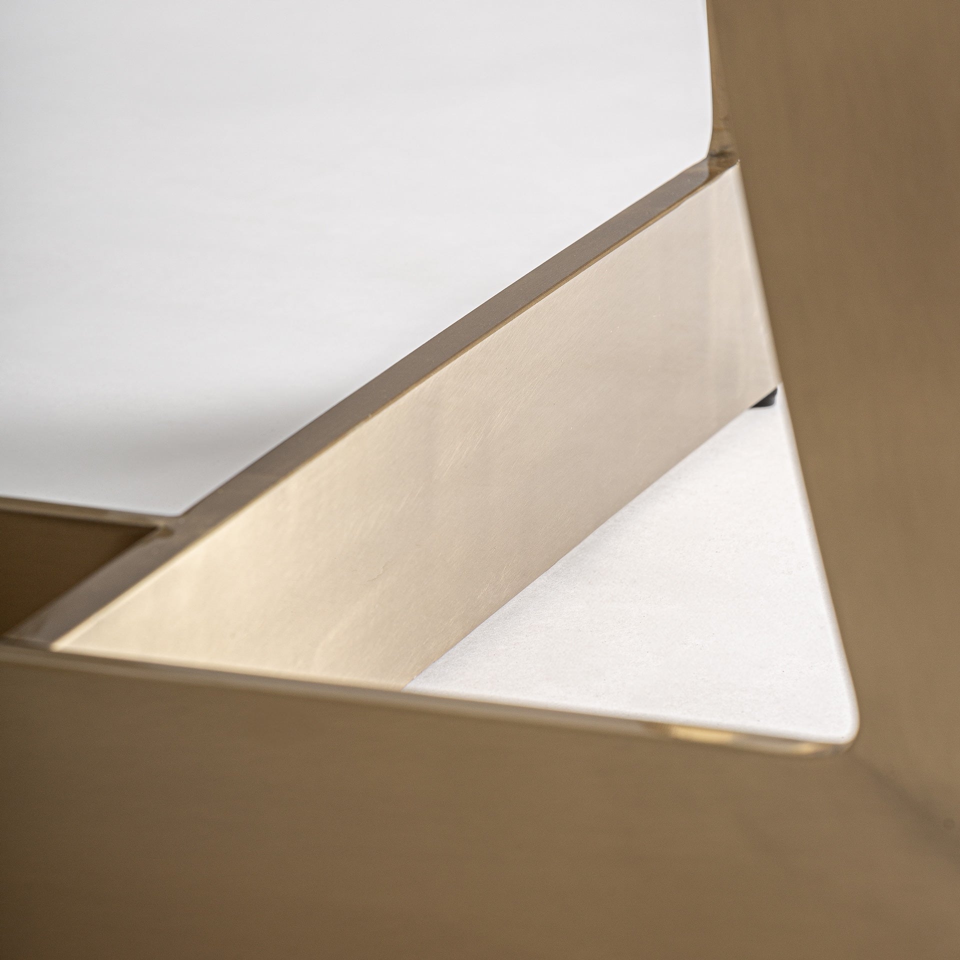 Stůl JUSSEY z porcelánového spíšku se zlatou základnou