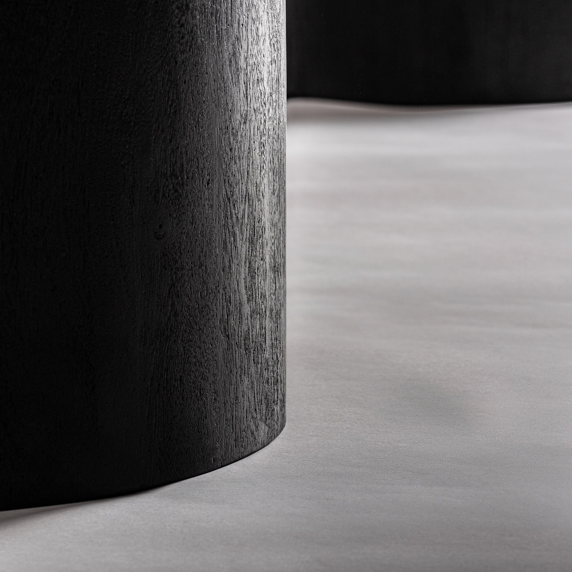 Stůl KNAITH z akáciového dřeva s černým podstavcem