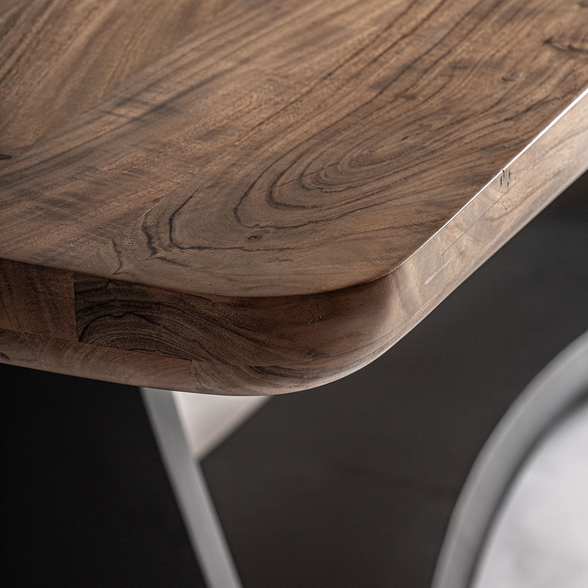 Stůl MULFINGEN akáciové dřevo s černým kovovým podstavcem