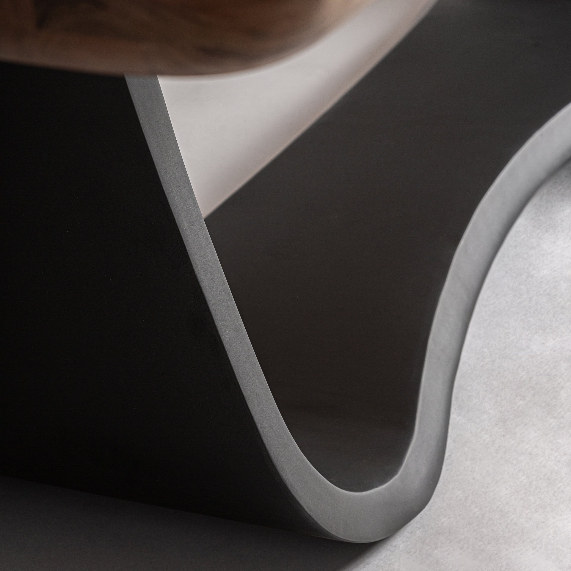 Stůl MULFINGEN akáciové dřevo s černým kovovým podstavcem