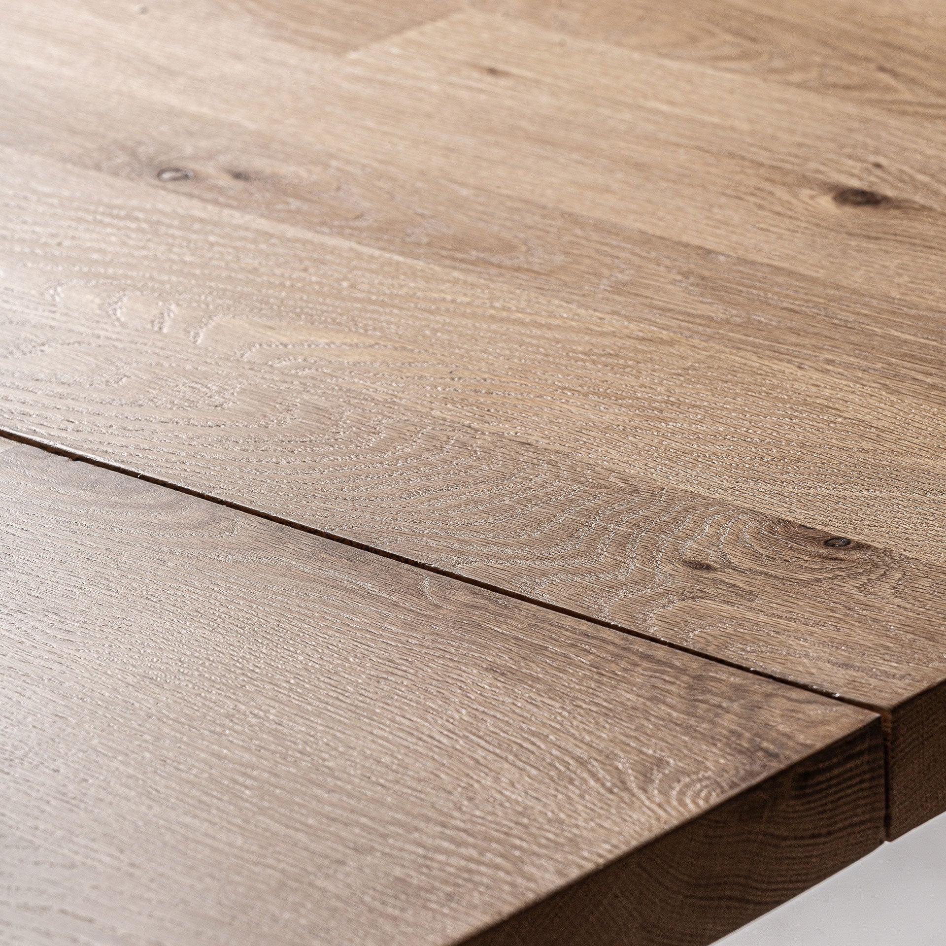 Stůl NARA z dubového dřeva s černým podstavcem