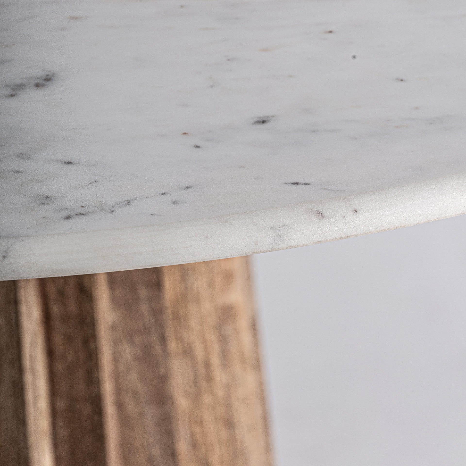 Round PLISSÉ Table in Mango Wood with Marble Top