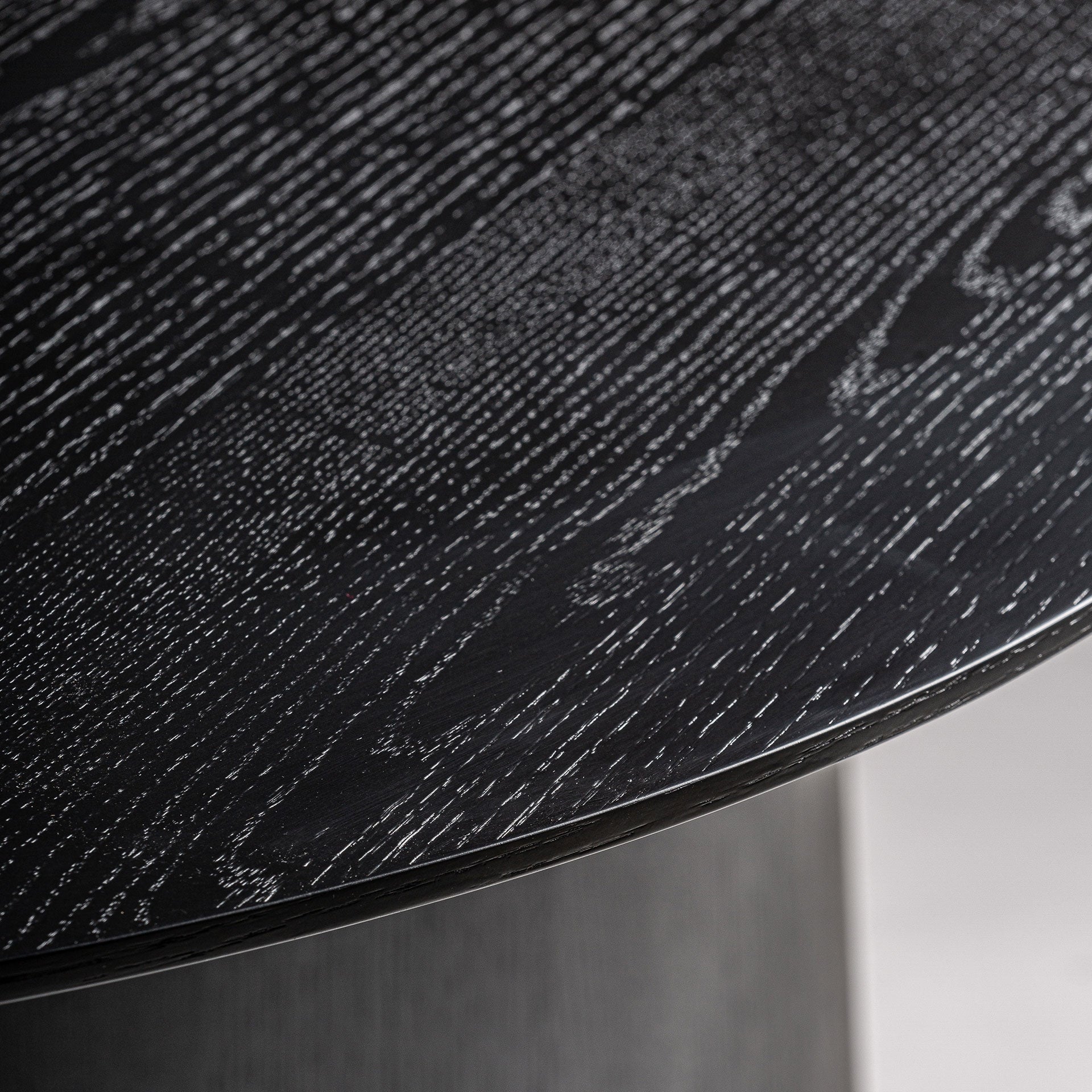 Ovalný stůl WEGGIS černé dubové dřevo