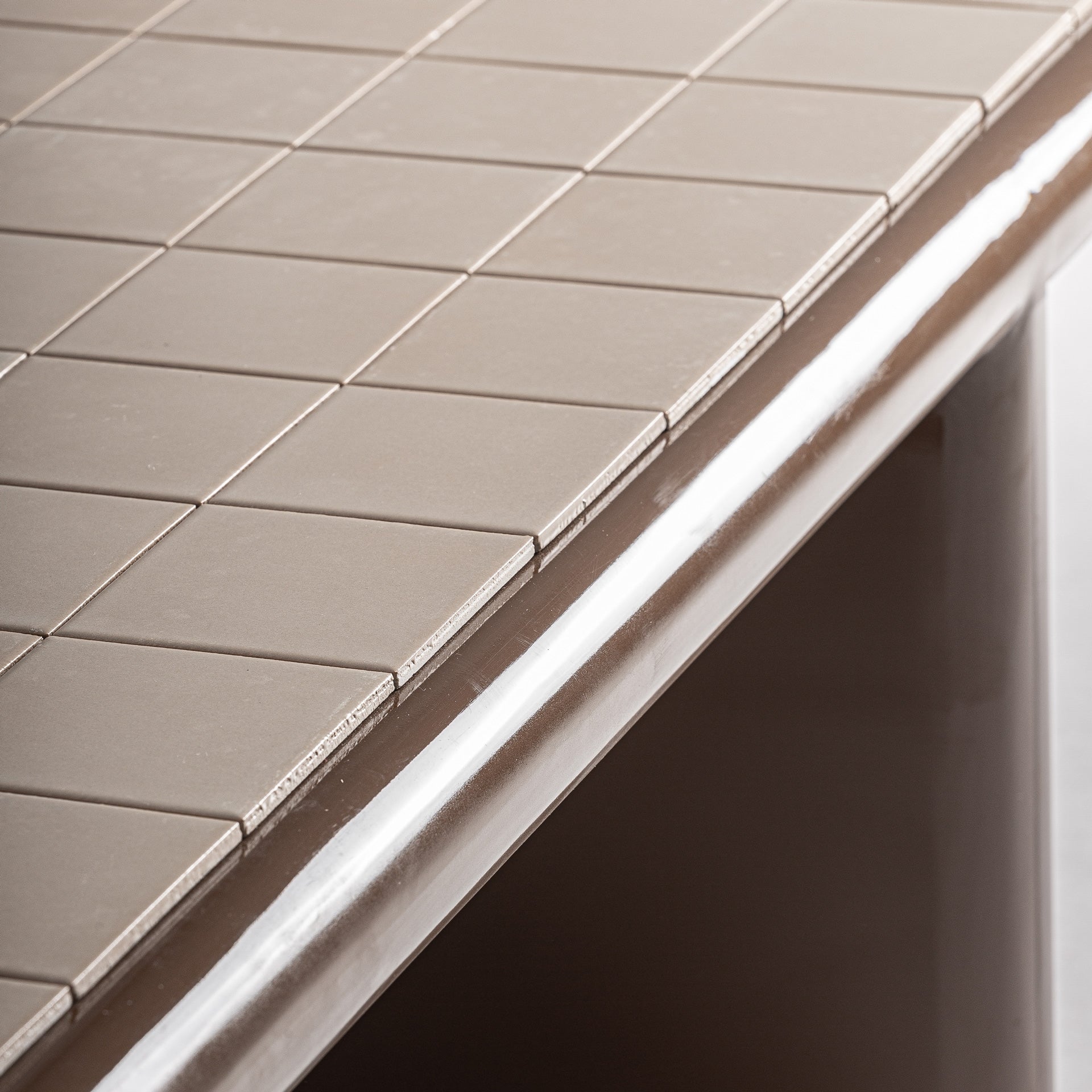 Hnědý konferenční stolek KURTEN s béžovou barvou