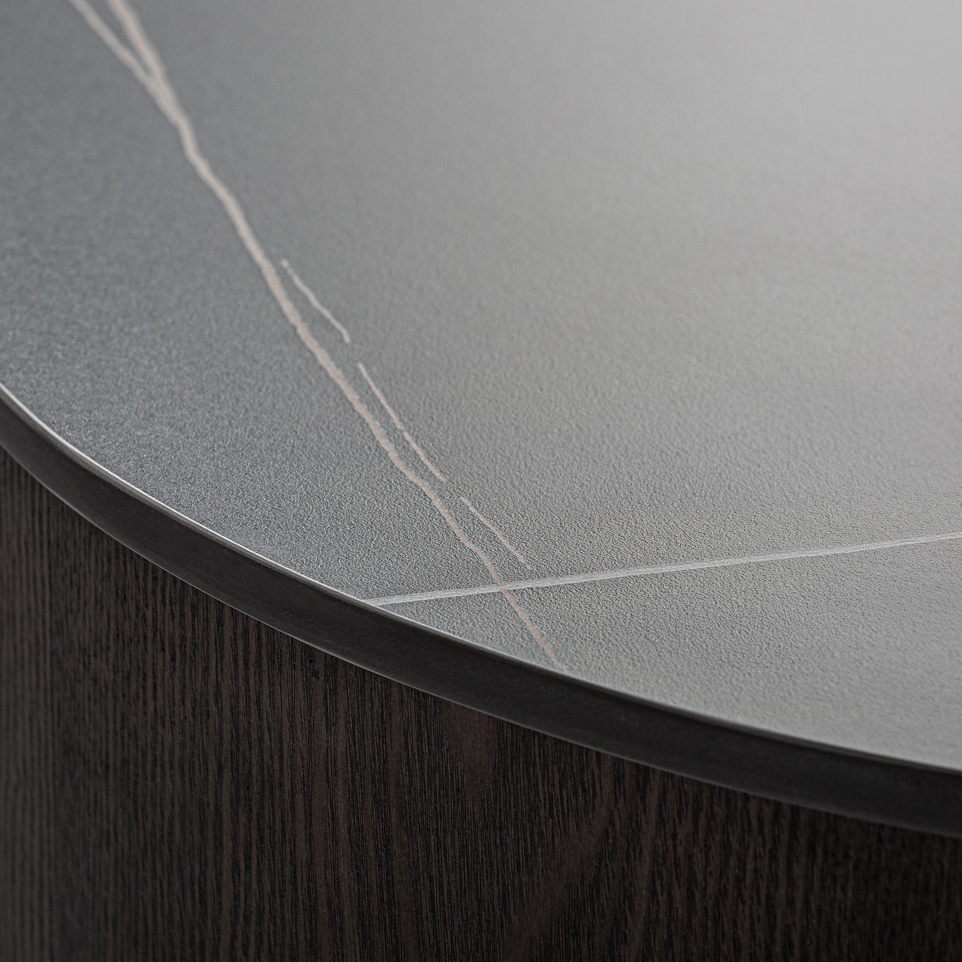 Konferenční stolek NEUFS dýha ořechová s černou deskou