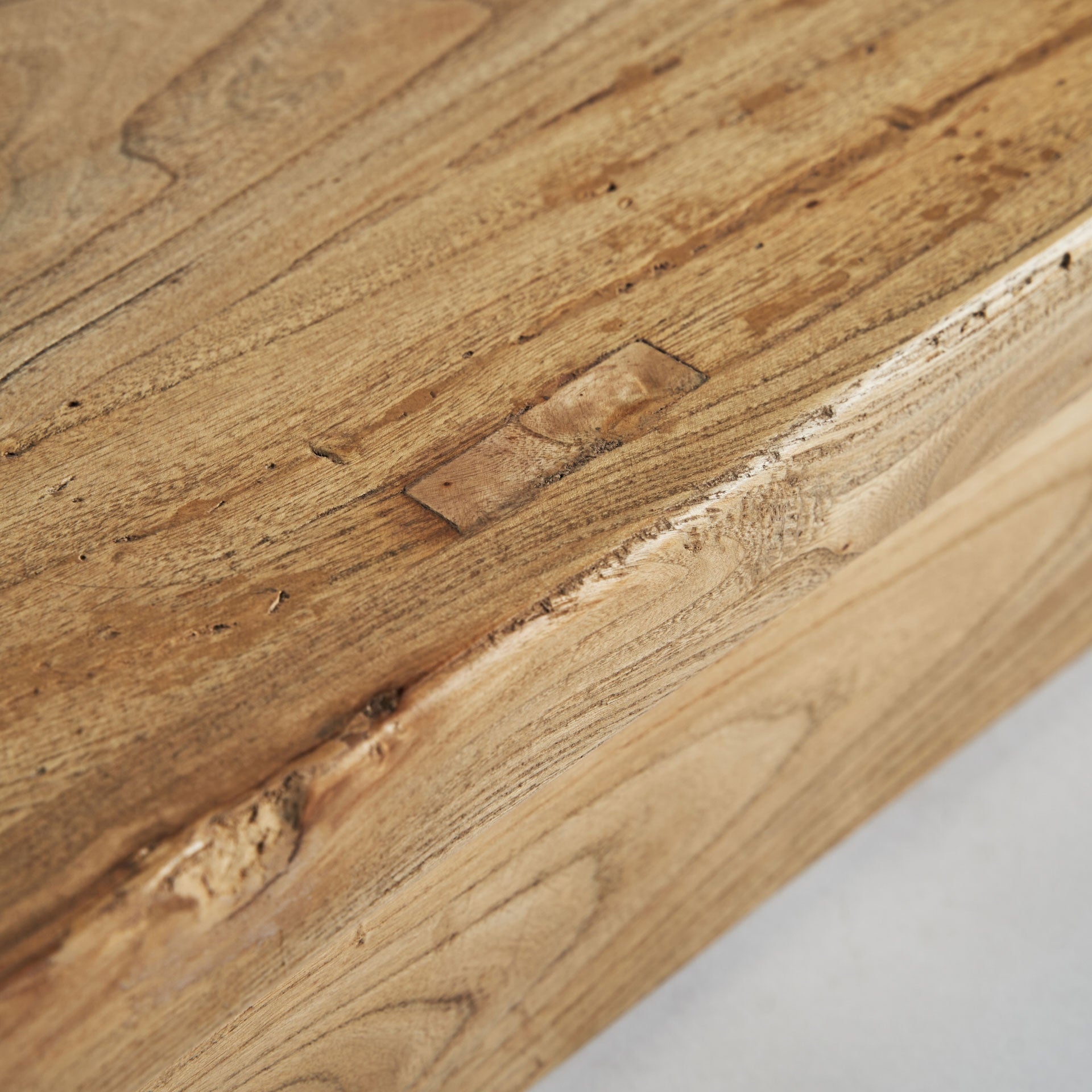 Rozkládací stůl BERCA z recyklovaného dřeva z ořechu