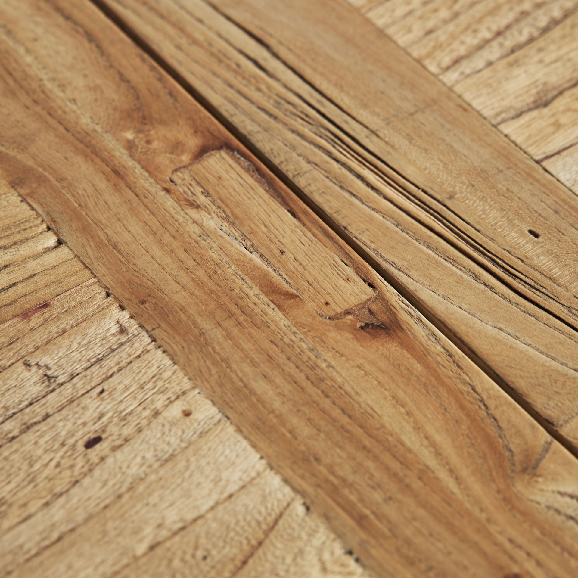 Rozkládací stůl BERCA z recyklovaného dřeva z ořechu