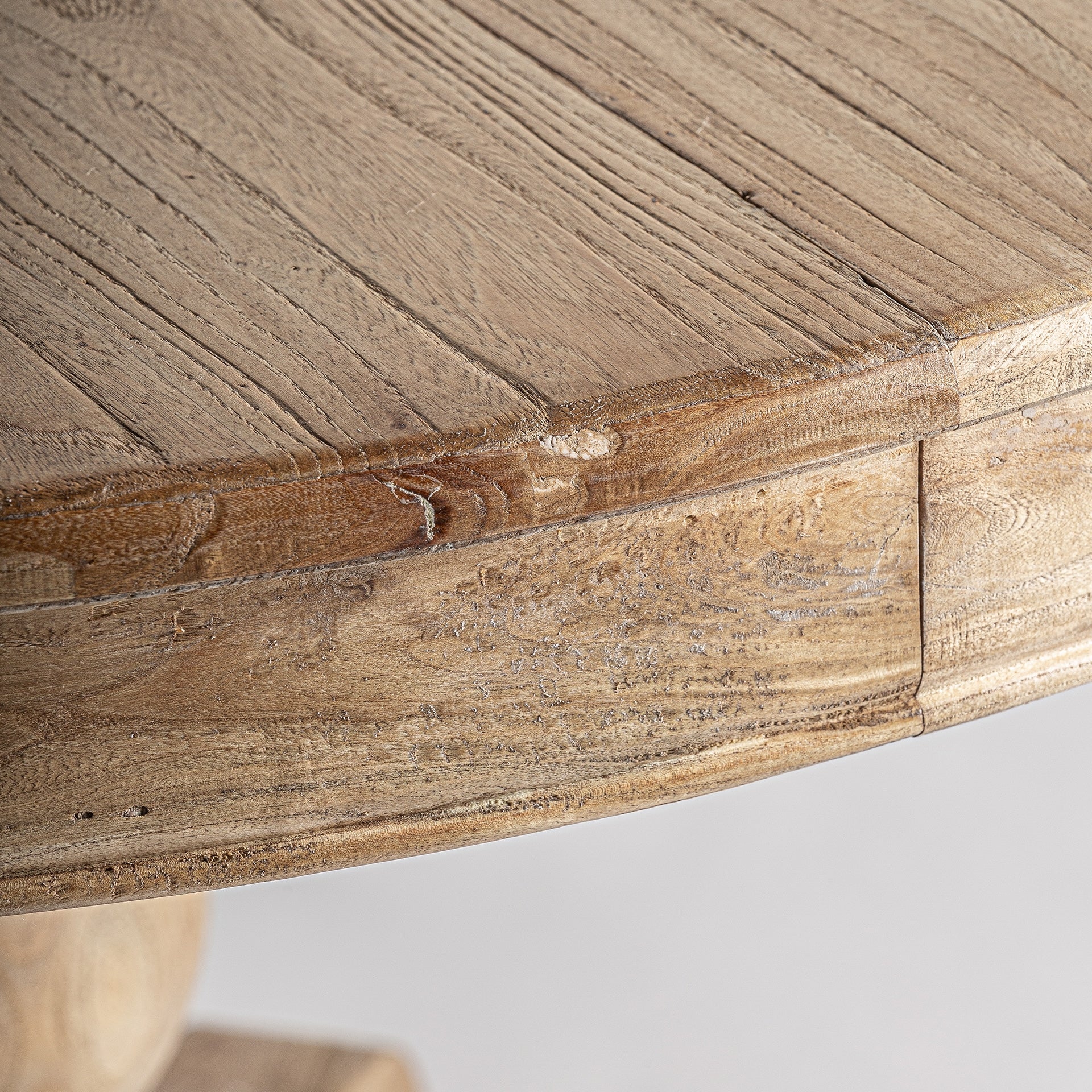 Kulatý rozkládací stůl SONVIGO z recyklovaného dřeva vrby