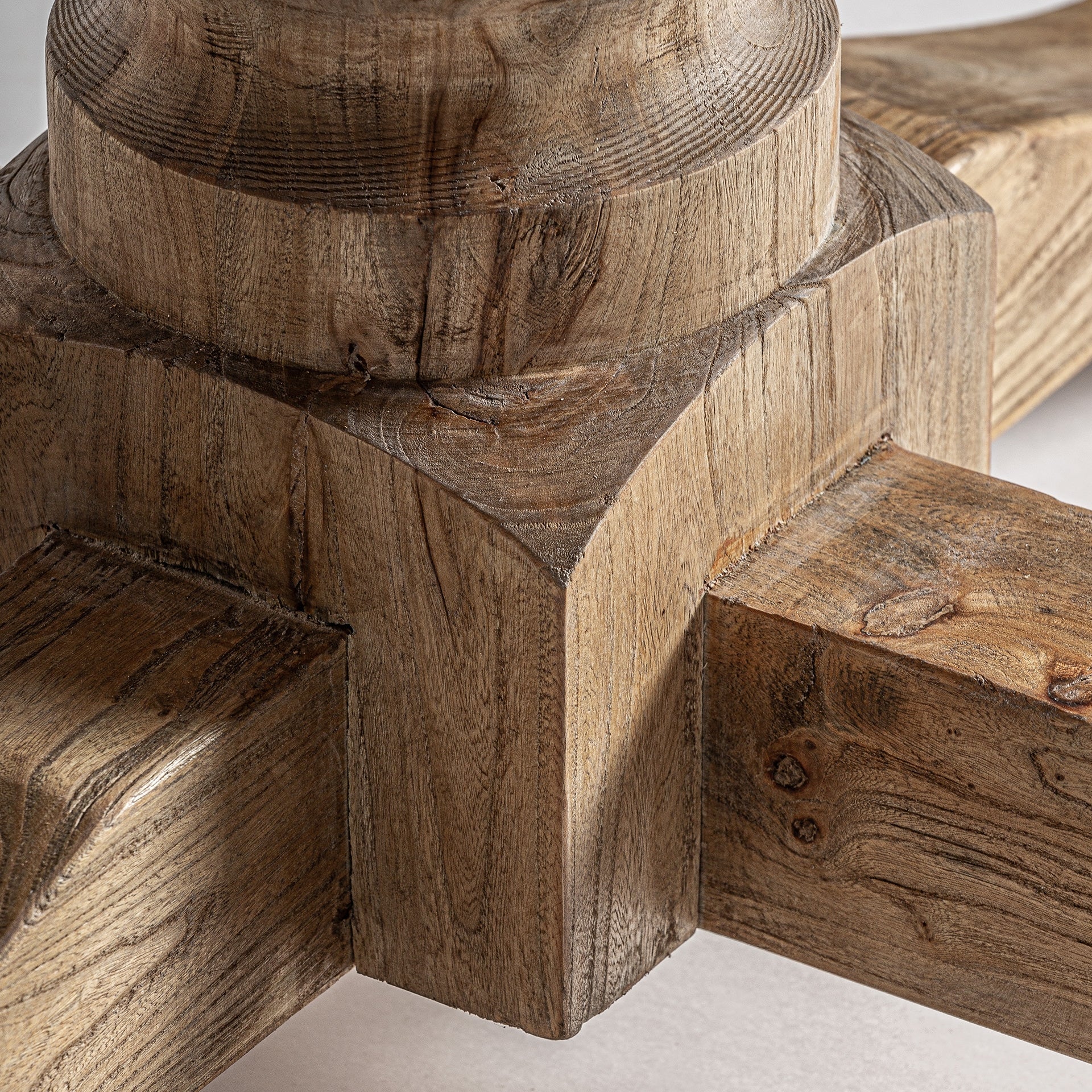 Kulatý rozkládací stůl SONVIGO z recyklovaného dřeva vrby