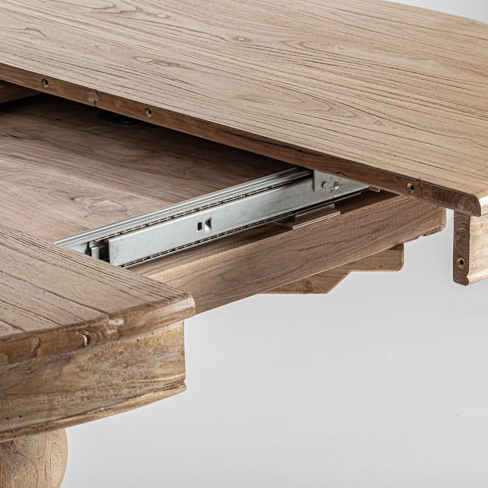 Kulatý rozkládací stůl SONVIGO z recyklovaného dřeva vrby