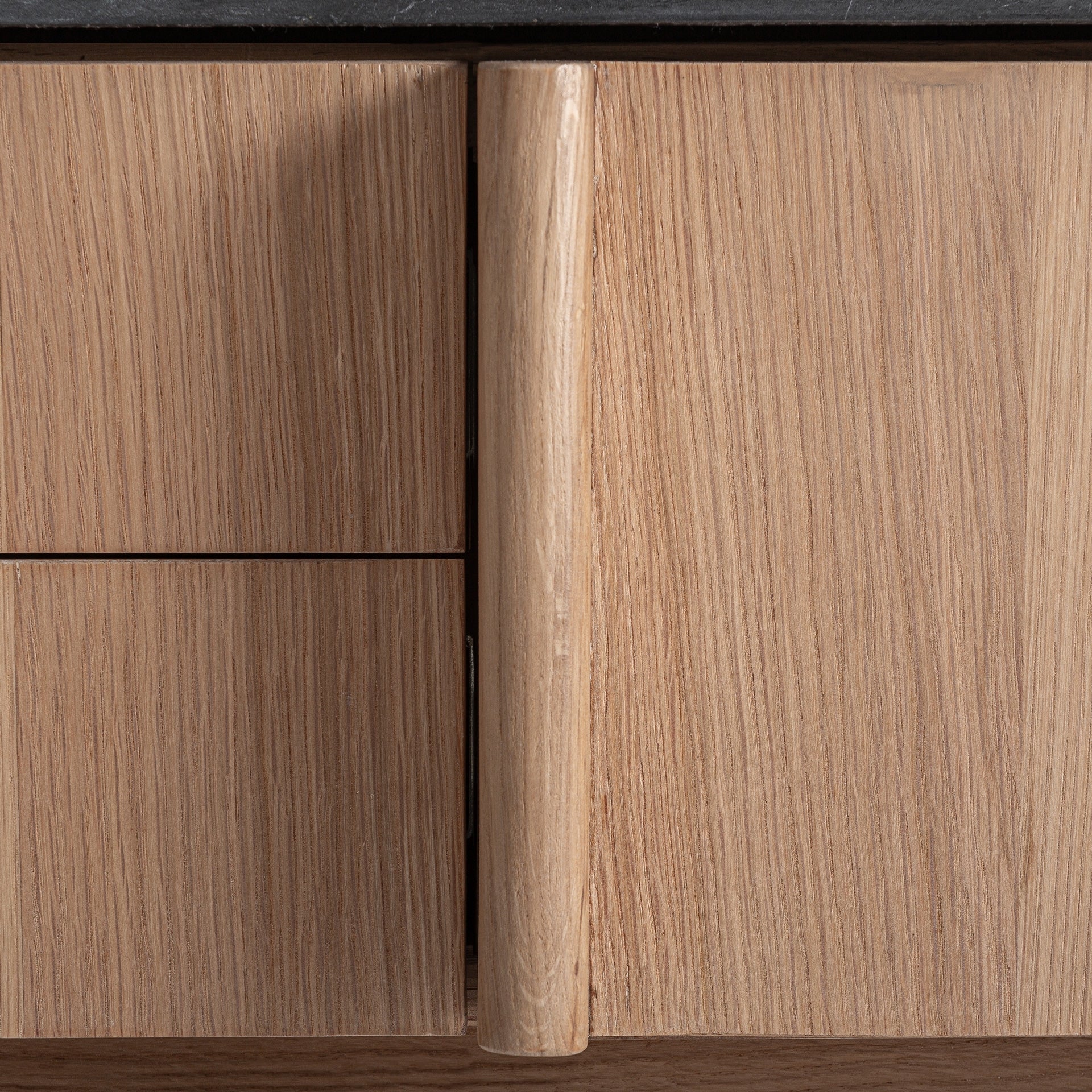 Televizní stolek NARA z dubového dřeva s mramorovou deskou