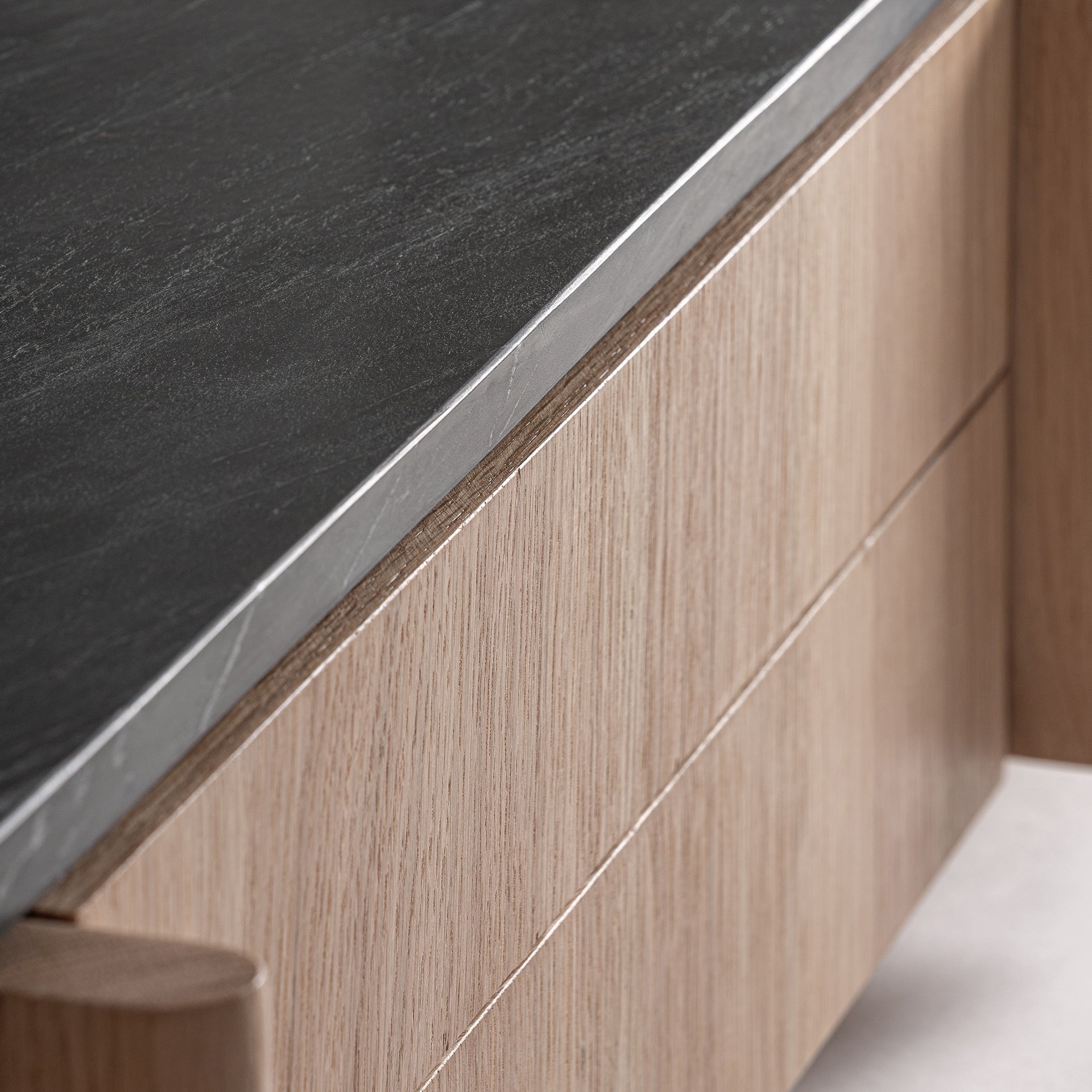 Televizní stolek NARA z dubového dřeva s mramorovou deskou