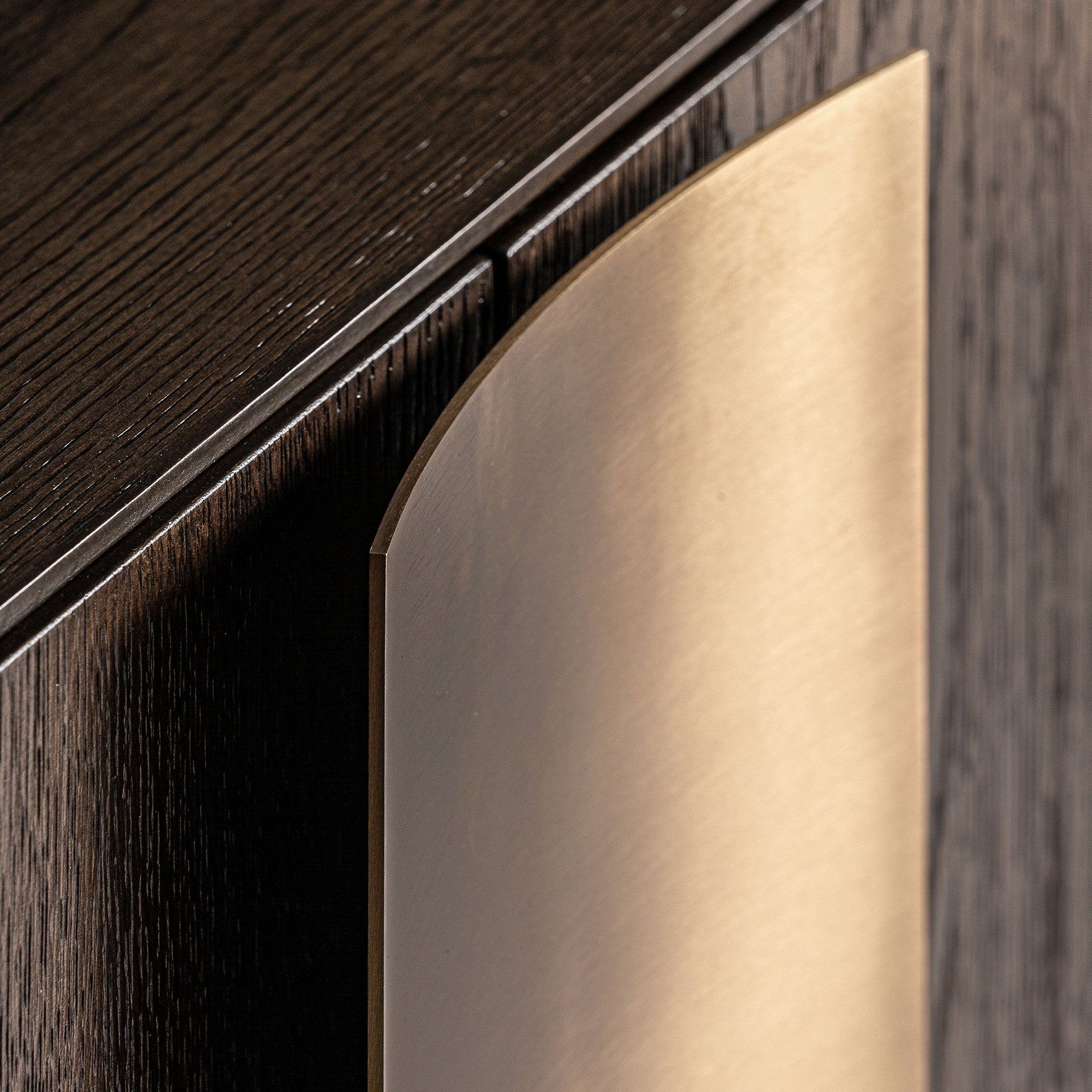 Televizní stolek TREIGNAC z dubového dřeva se zlatou základnou