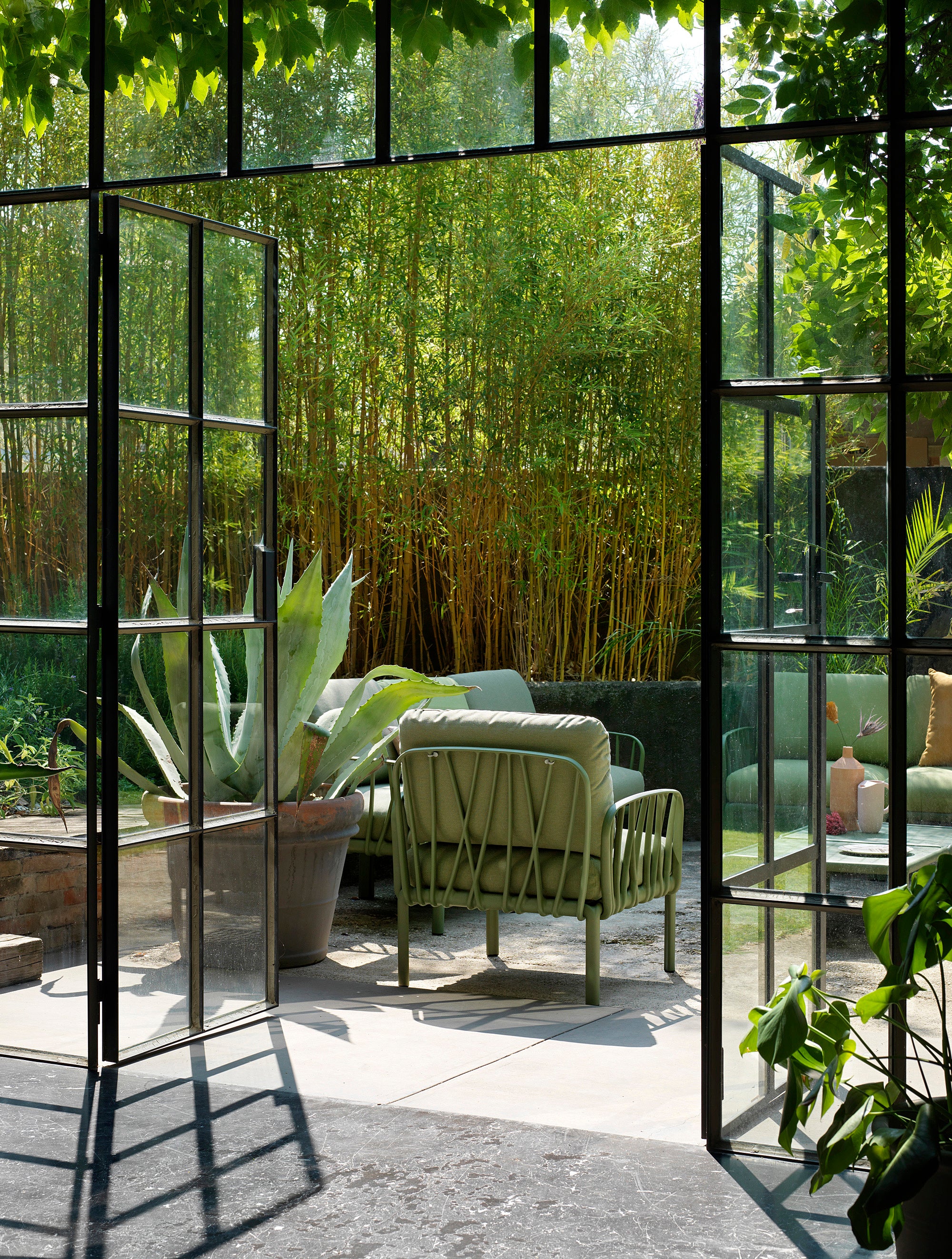 Modulární venkovní rohová sedačka KOMODO 5 béžová Sunbrella® s antracitovým podstavcem