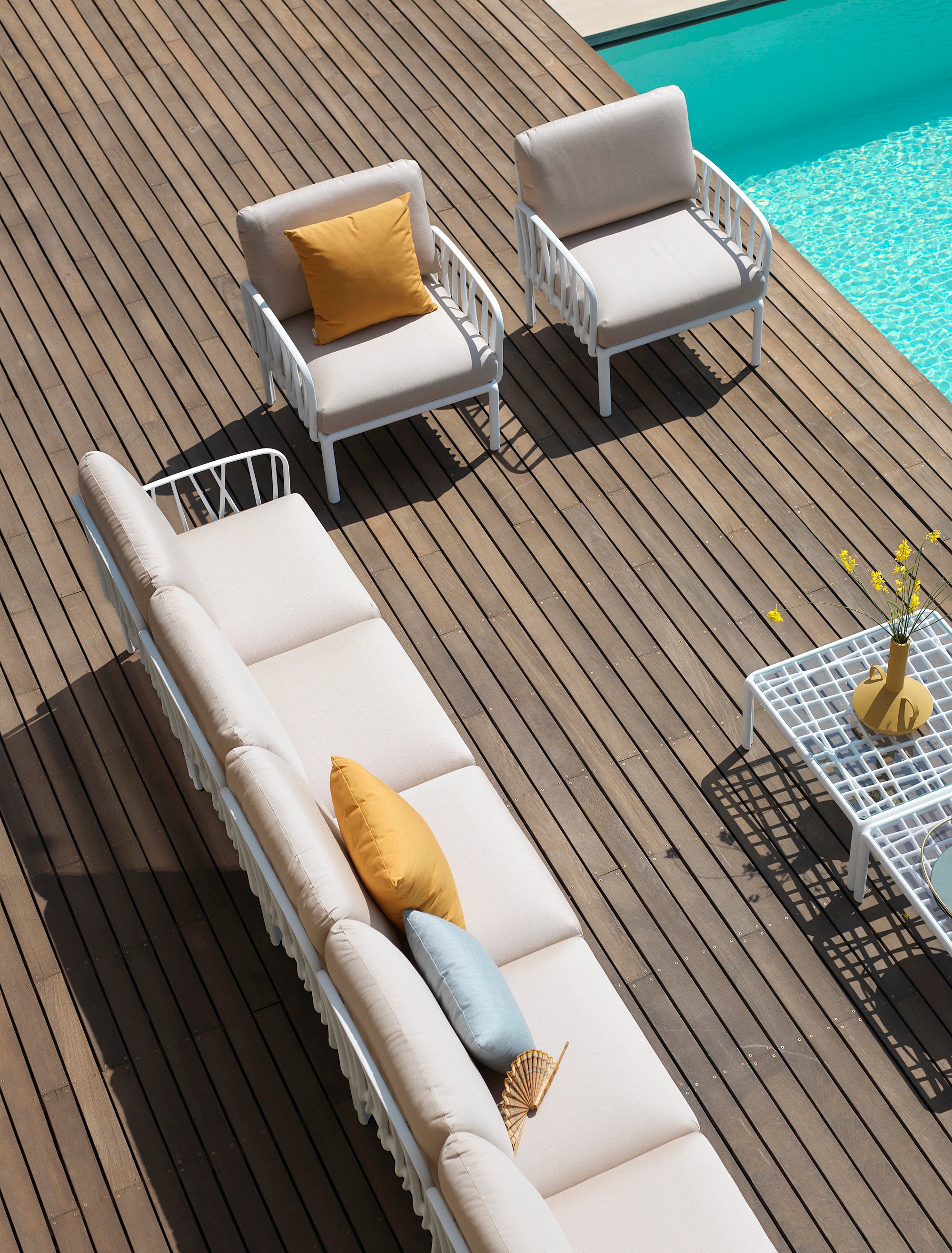 Modulární venkovní rohová sedačka KOMODO 5 béžová Sunbrella® s antracitovým podstavcem