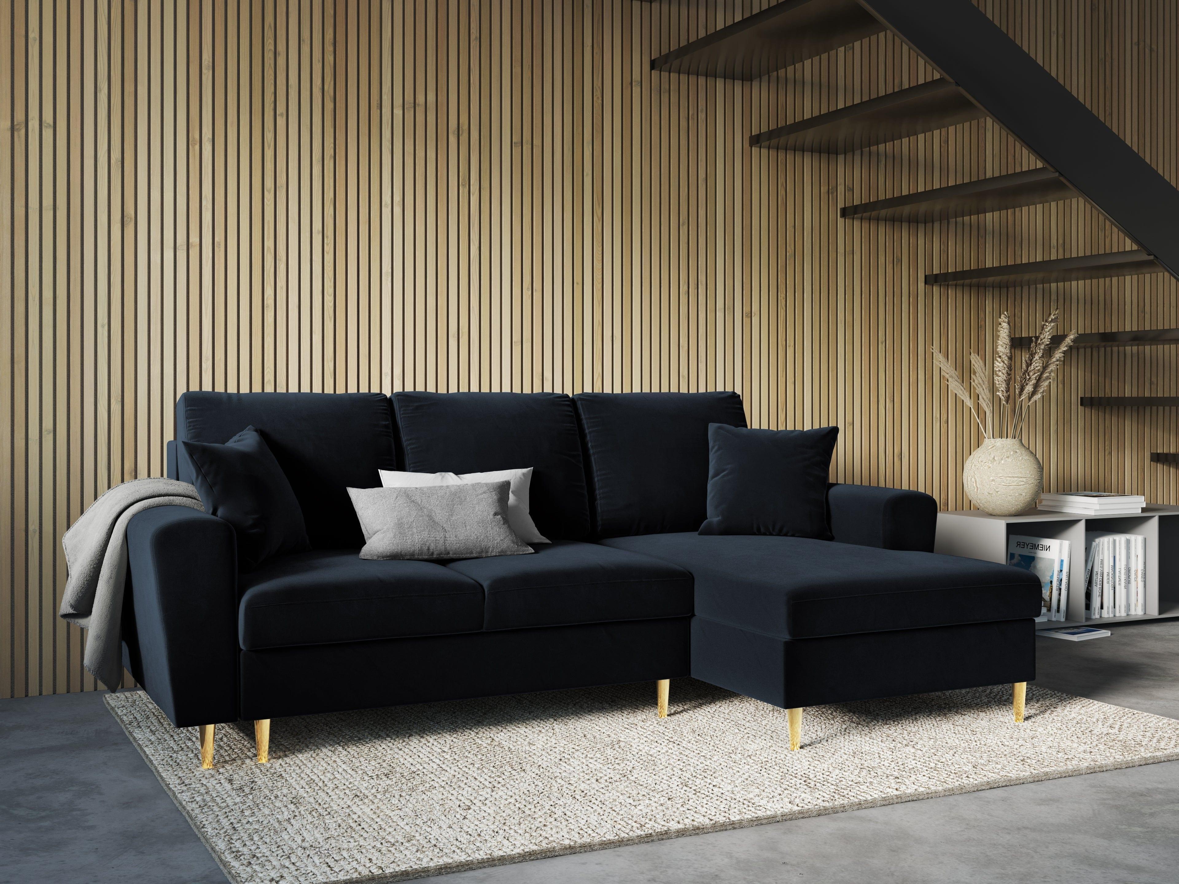 Narożnik prawostronny aksamitny z funkcją spania KYOTO ciemnoniebieski ze złotą podstawą Cosmopolitan Design Eye on Design
