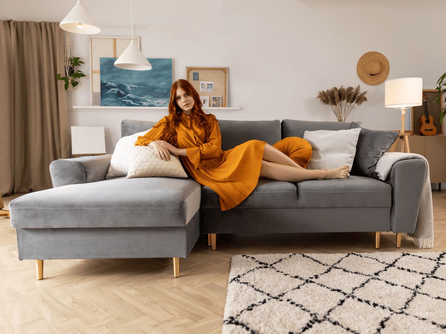 Narożnik prawostronny aksamitny z funkcją spania KYOTO niebieski z czarną podstawą Cosmopolitan Design Eye on Design