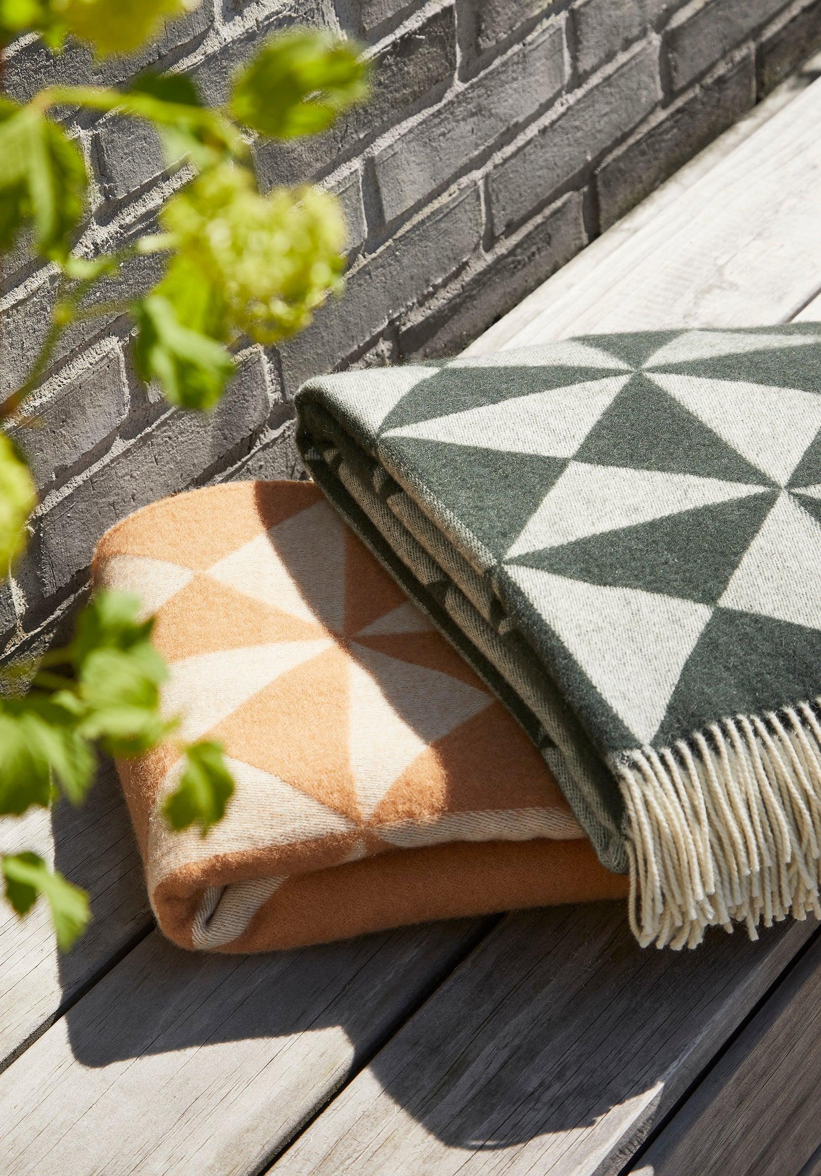 Narzuta MIRROR THROW piaskowy Verpan Eye on Design