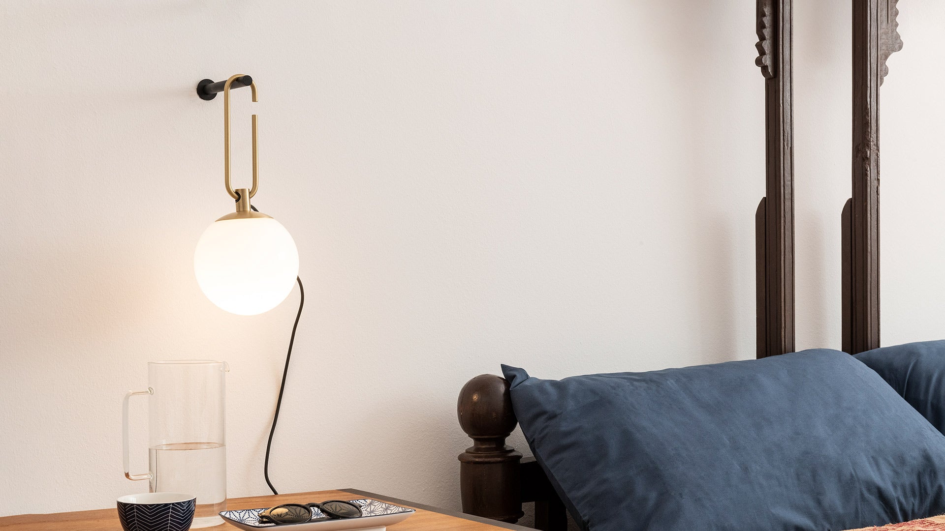 Nástěnné svítidlo NH černé s mosazným a bílým sklem