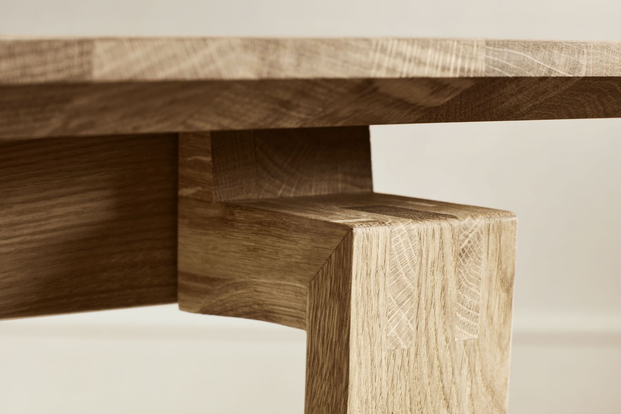 Stůl NORD bledě bílé dubové dřevo s černým podstavcem