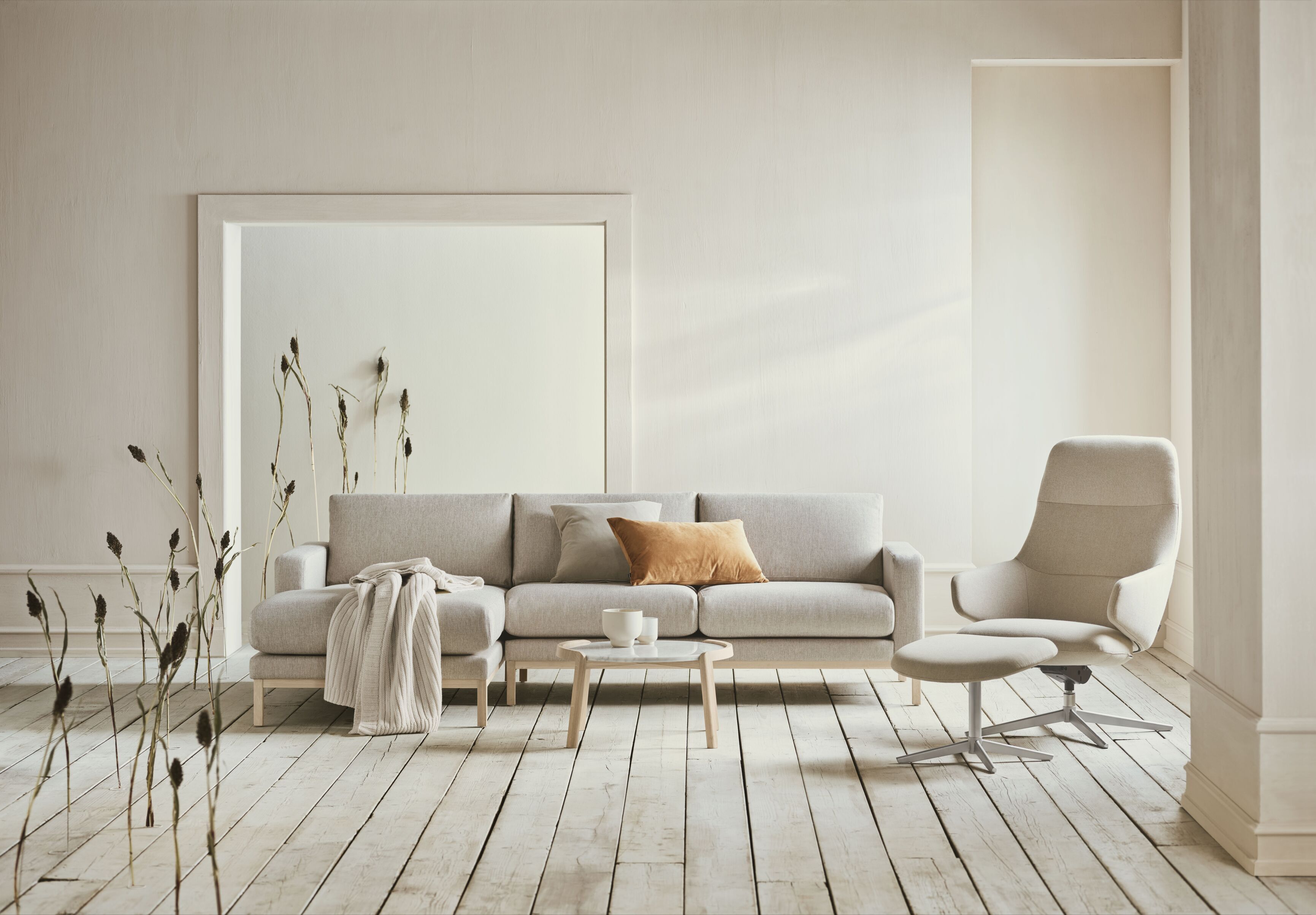 Podnožka čalouněná CLARA s kovovým podstavcem