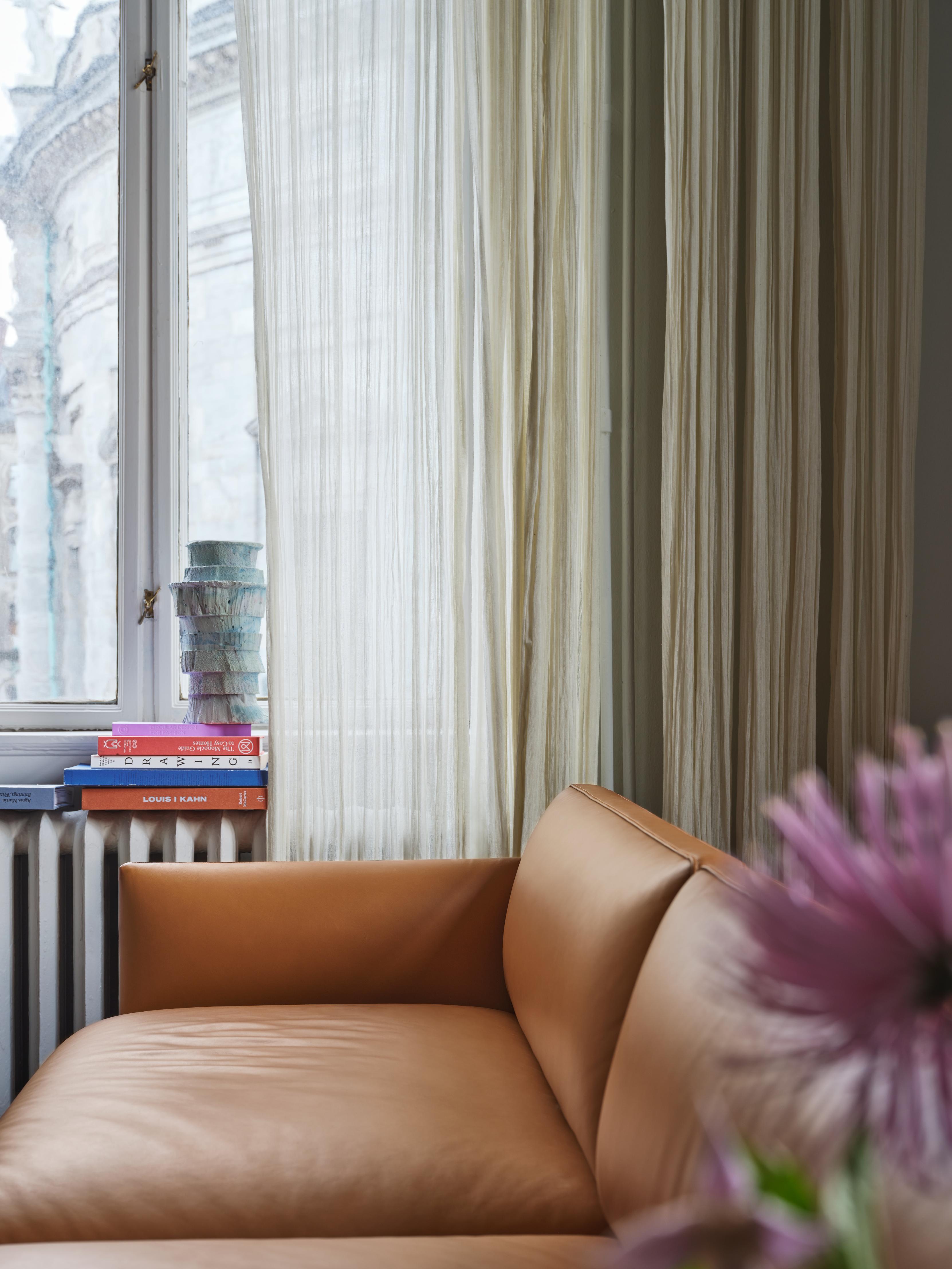 Sofa 2-osobová OUTLINE z koniakové kůže s černým podstavcem