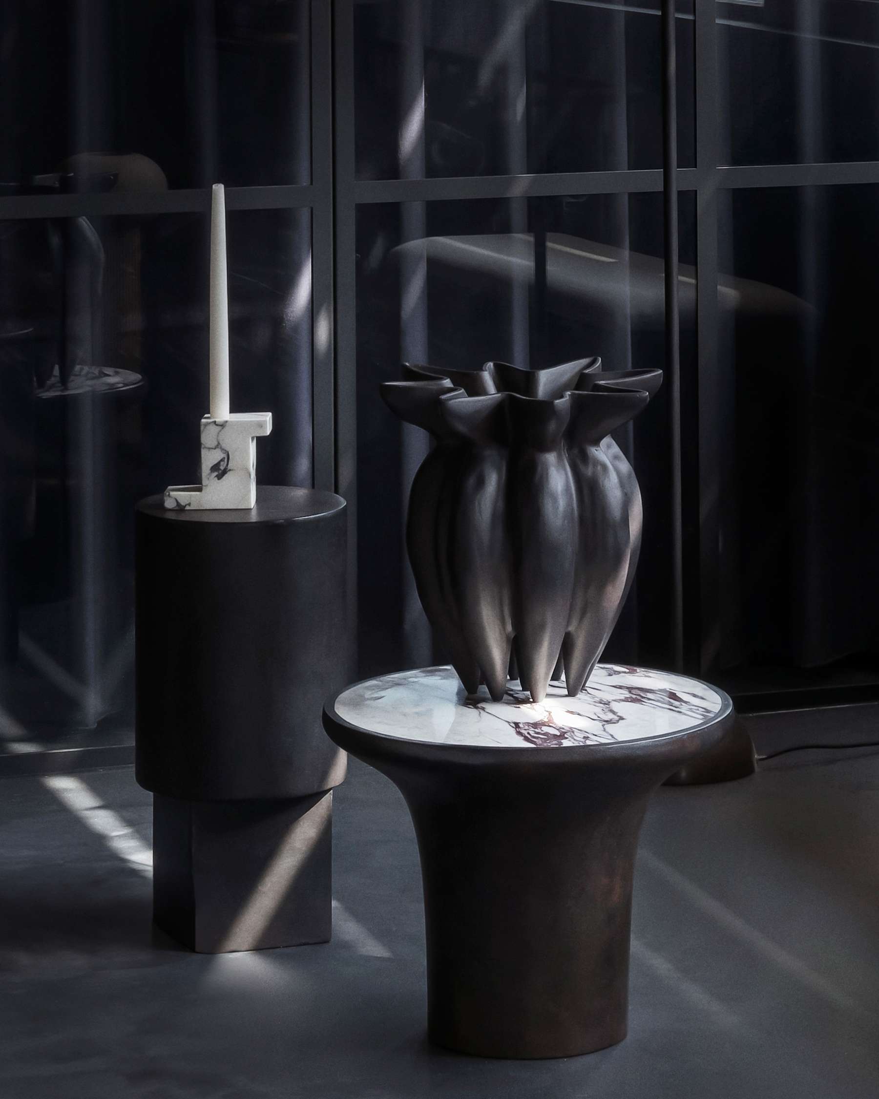 Konferenční stolek TRUMPET beton s mramorem