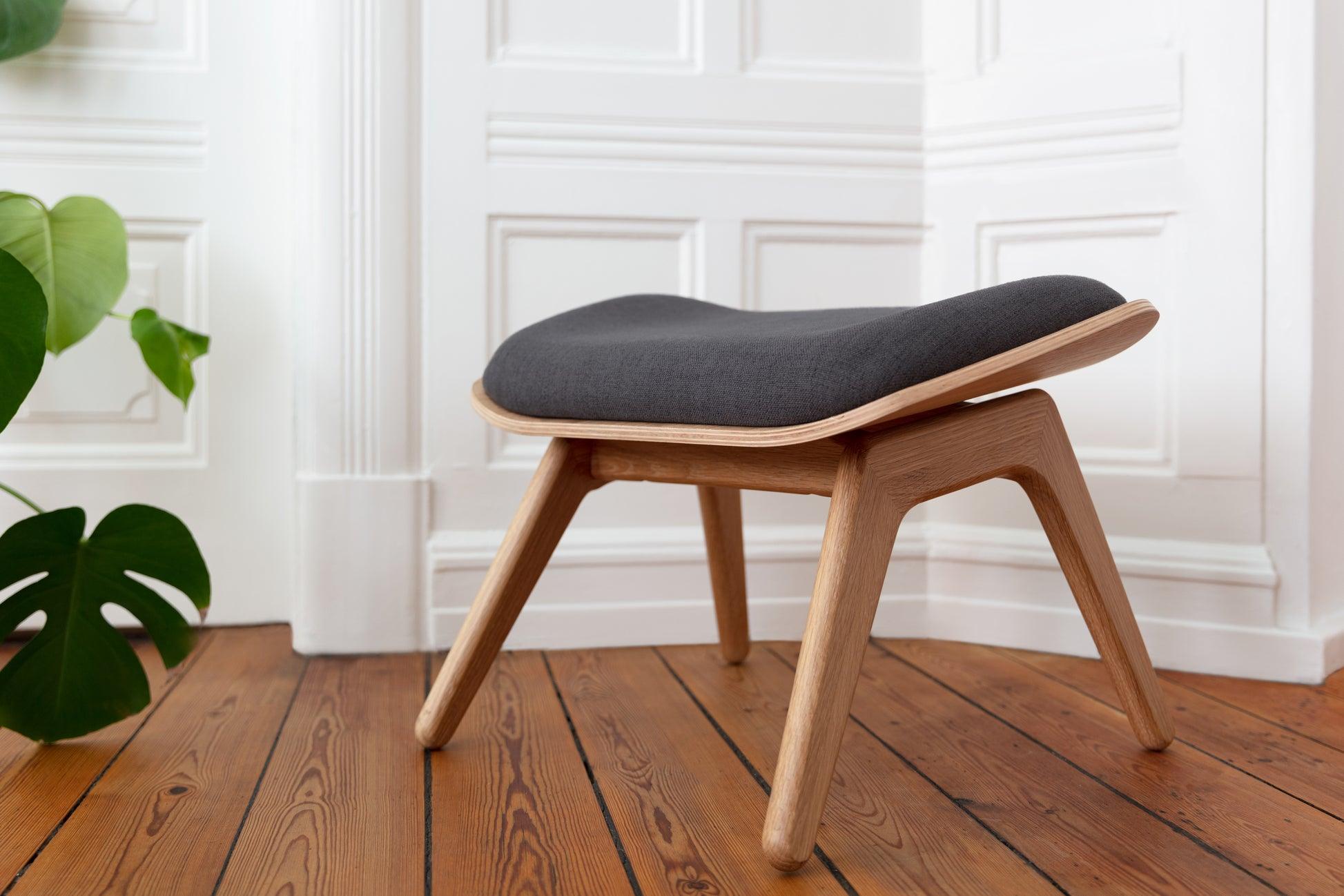 Podnóżek READER antracytowy z dębową podstawą UMAGE Eye on Design