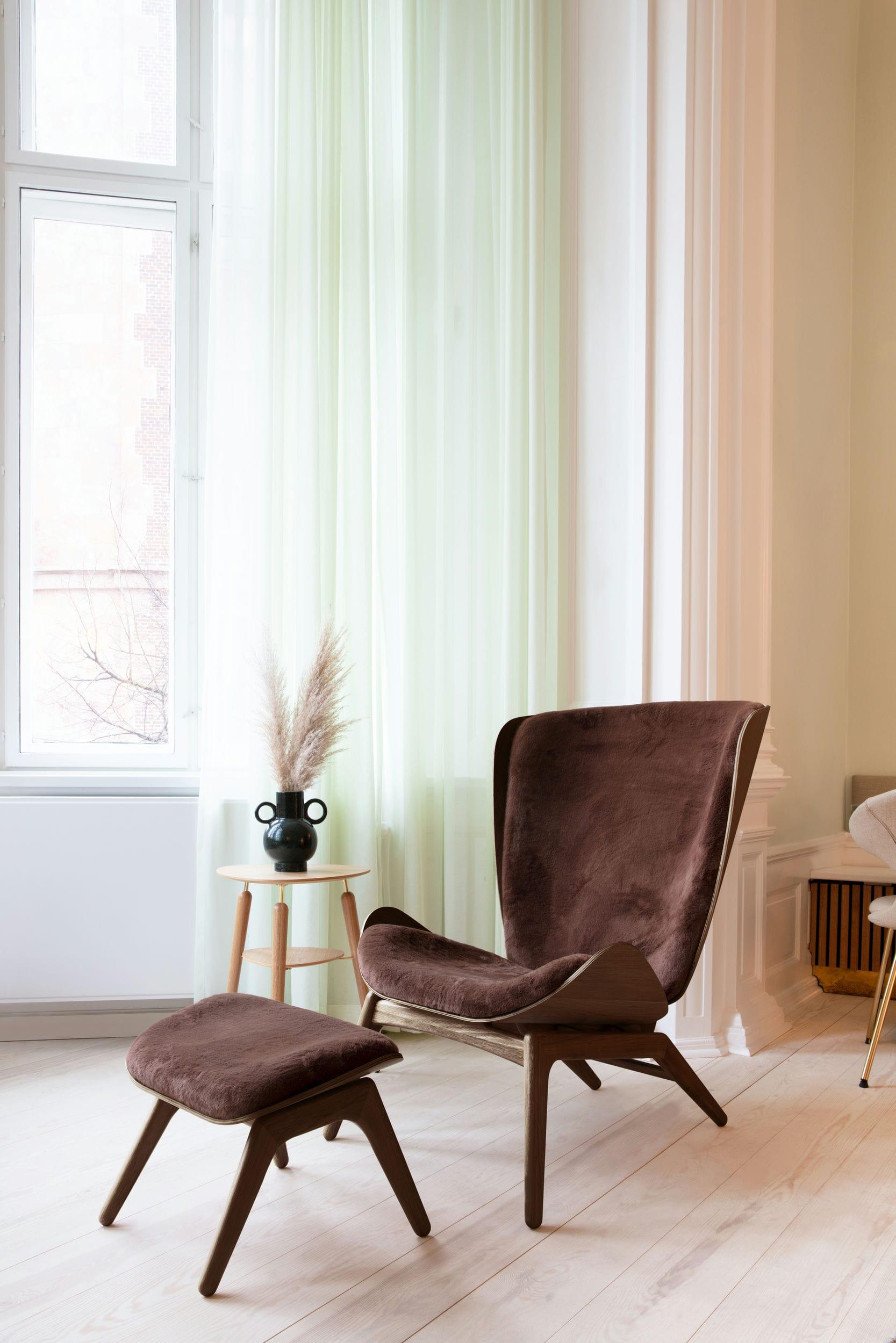 Podnóżek READER brązowy plusz z ciemnodębową podstawą UMAGE Eye on Design