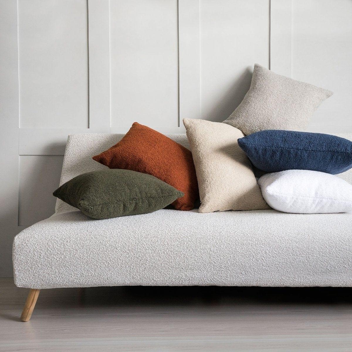 Poduszka w tkaninie boucle COZY beżowy – styl skandynawski