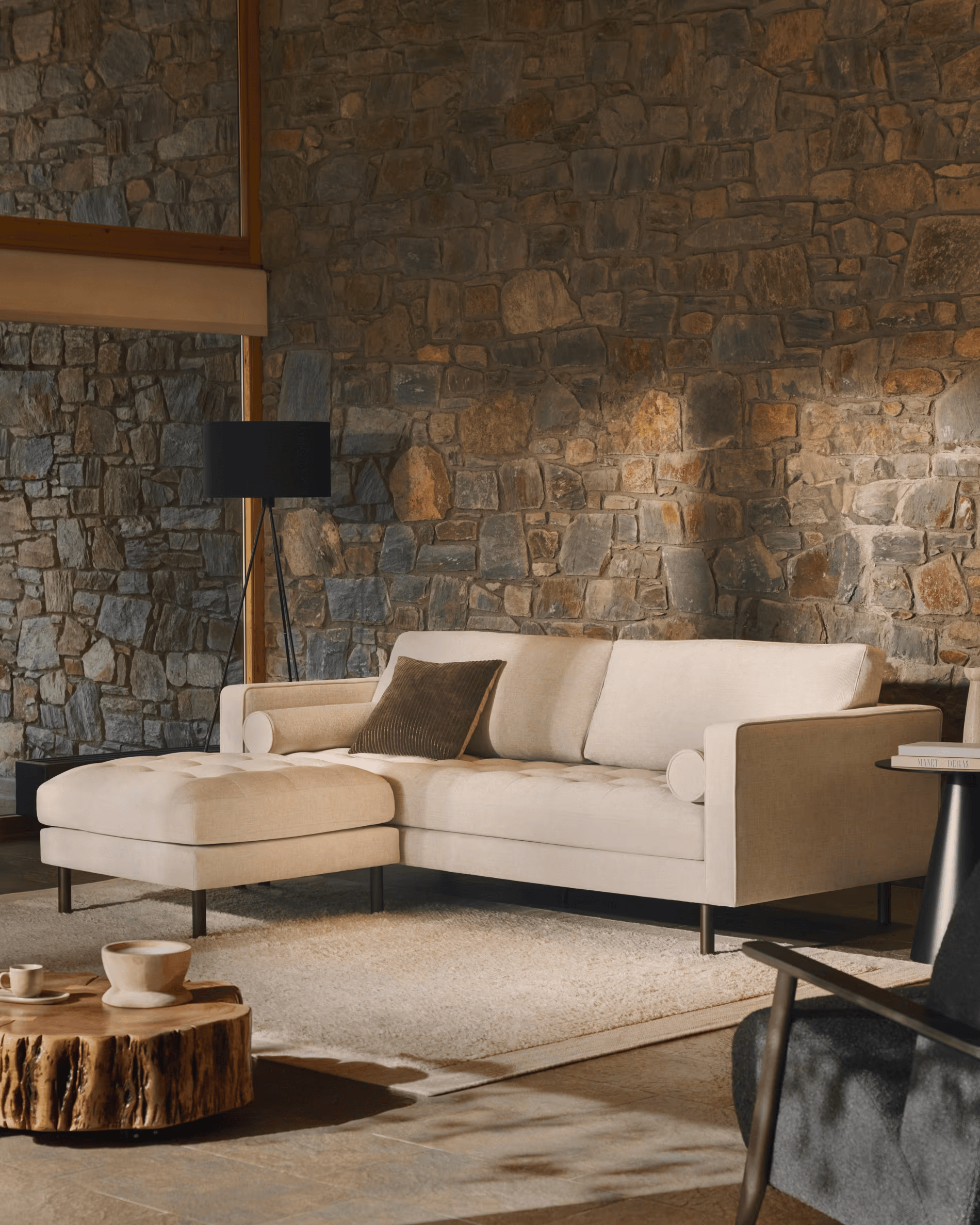 Puf DEBRA perłowy szenil z wenge podstawą La Forma Eye on Design