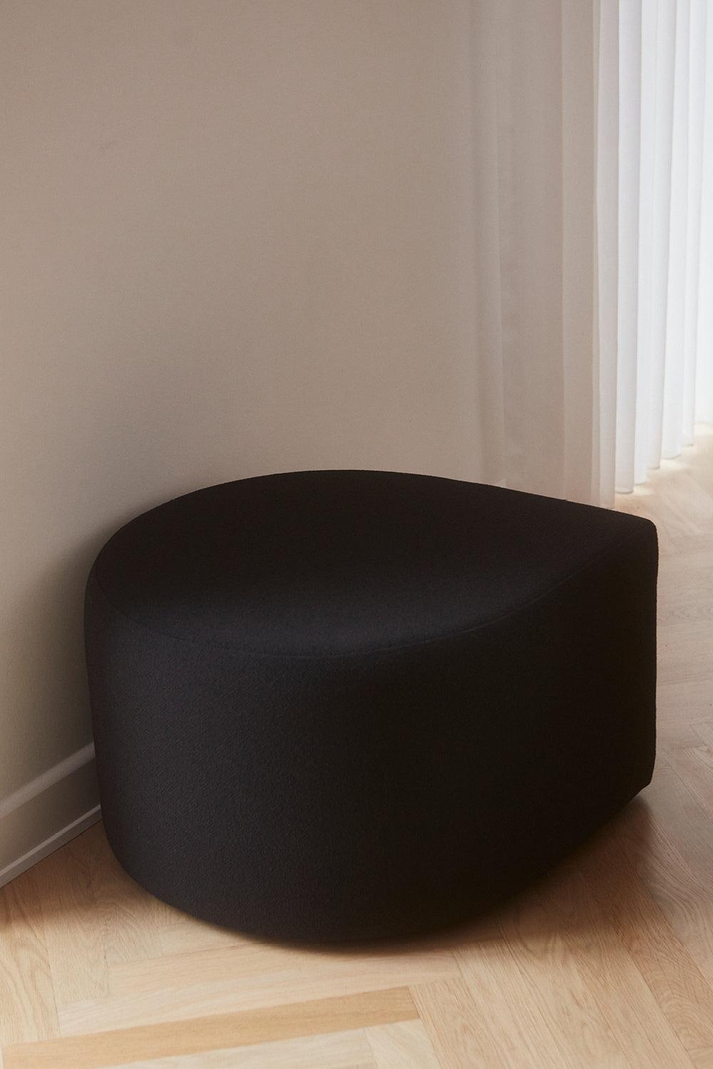 Puf z tkaniną boucle STILLA antracytowy AYTM Eye on Design